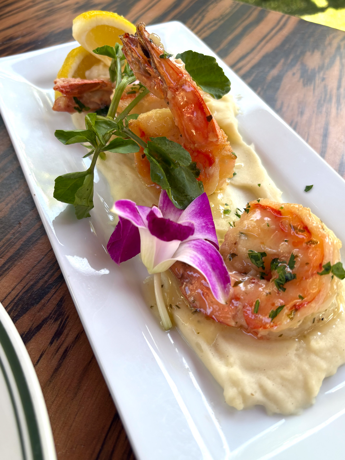 ジャンボガーリックシュリンプ（24ドル）は大きなエビがインパクト大