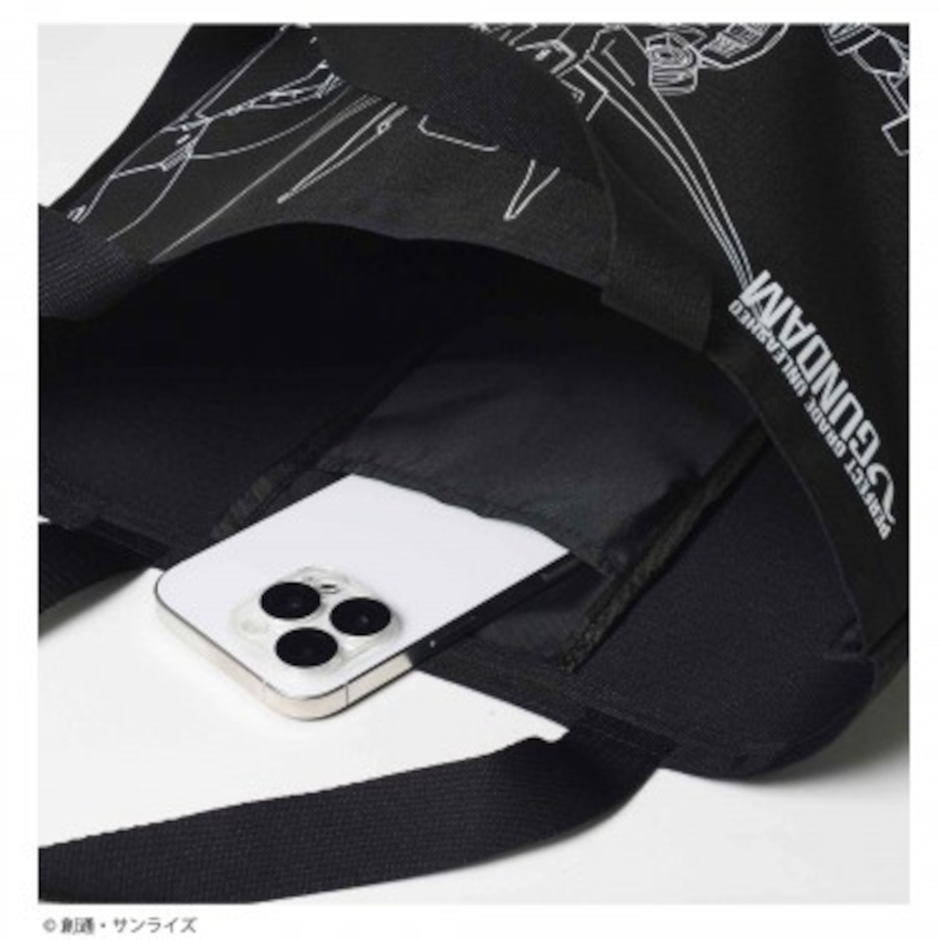 約38×4.5×36.5cmの大サイズ。内ポケットも備わる