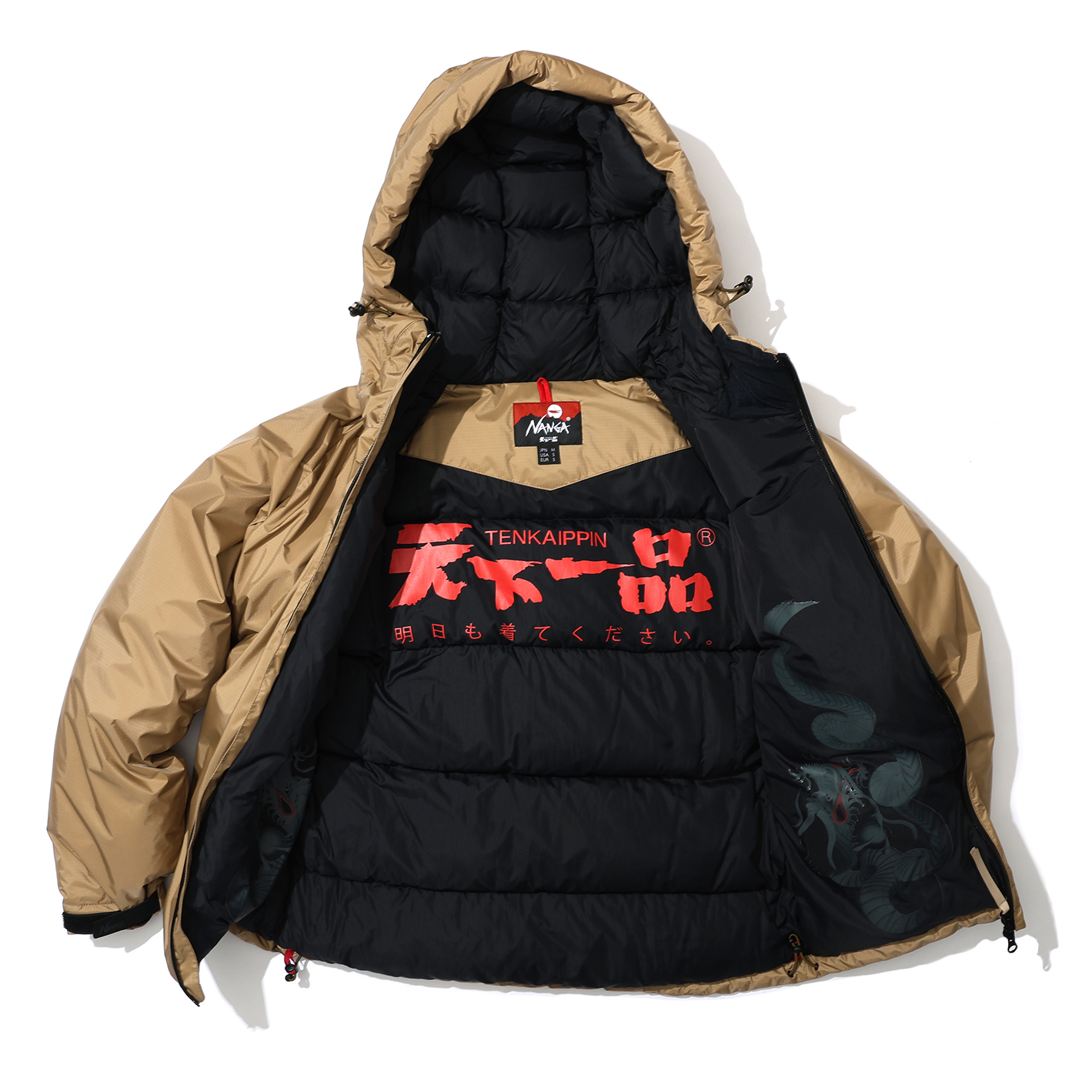 天下一品×NANGA、コラボ再び。第2弾はこってりベージュのダウンジャケット