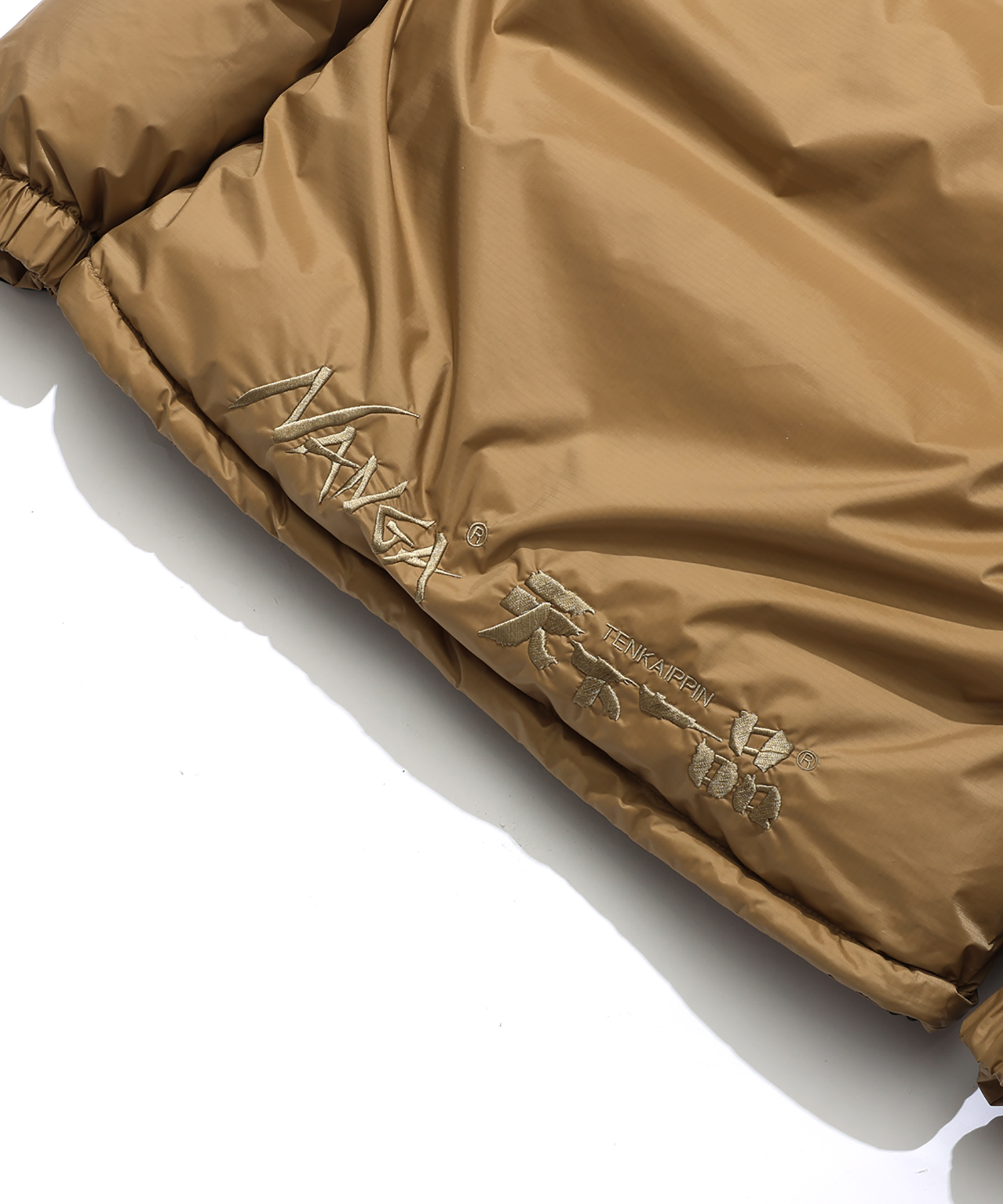 背中側の裾に「NANGA×天下一品」を刺繍