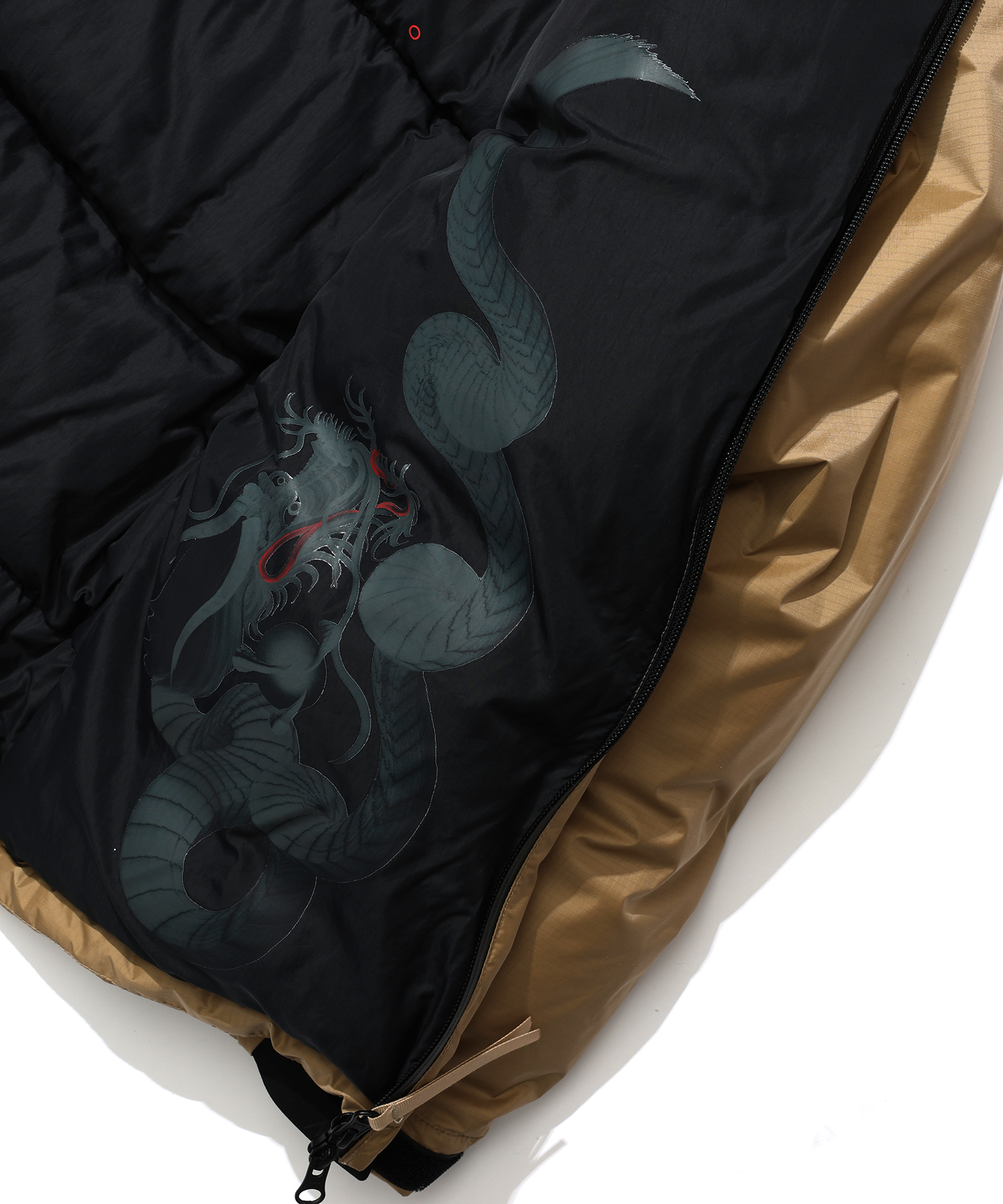 黒の一筆龍は、あえて黒の裏地と合わせることで大人のクールさを表現