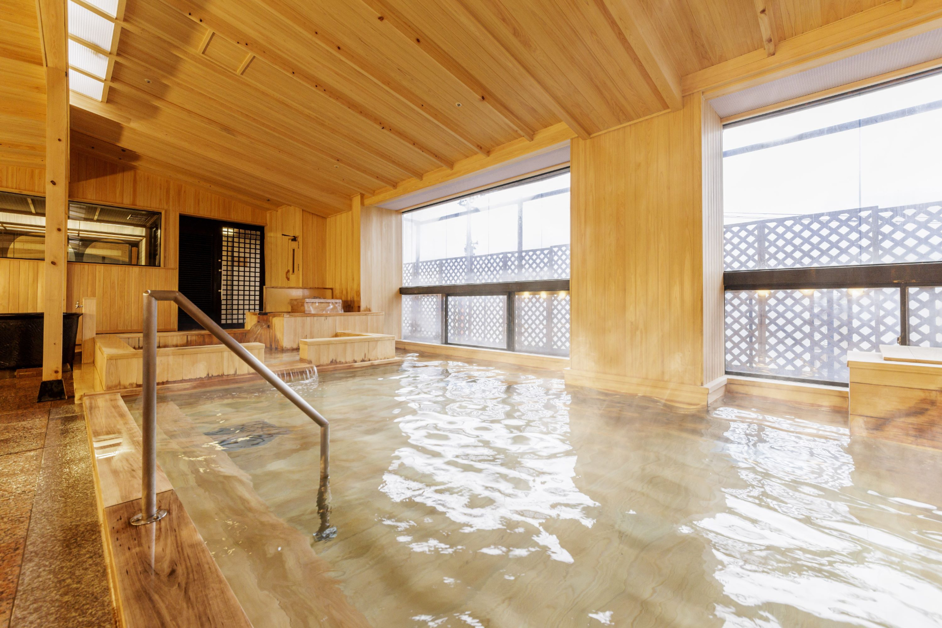 「大江戸温泉物語 山代彩朝楽」（石川県）では、与謝野晶子や北大路魯山人などに愛された開湯約1300年の山代温泉を満喫。写真は風情あふれる檜風呂