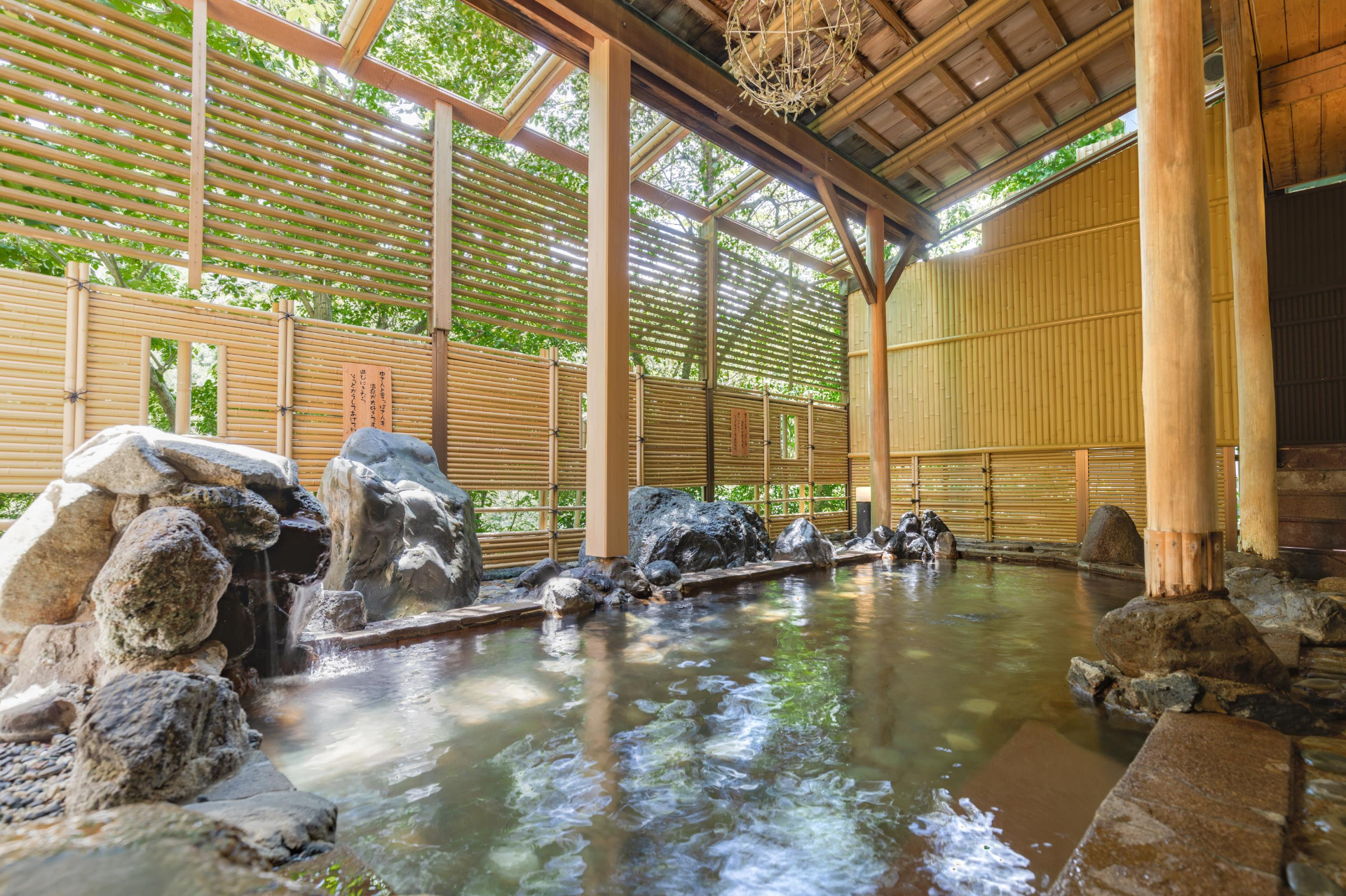 「大江戸温泉物語 山中彩朝楽」（石川県）は、山中温泉を流れる大聖寺川に面した露天風呂が自慢。四季折々の自然に囲まれ、和洋中の創作バイキングも人気