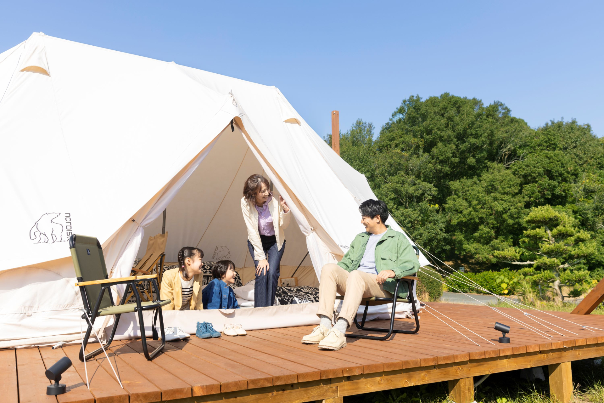 目の前に英虞湾の景色が広がる「大江戸温泉物語 志摩彩朝楽」（三重県）。ひときわ美しい夕景はグランピングでも