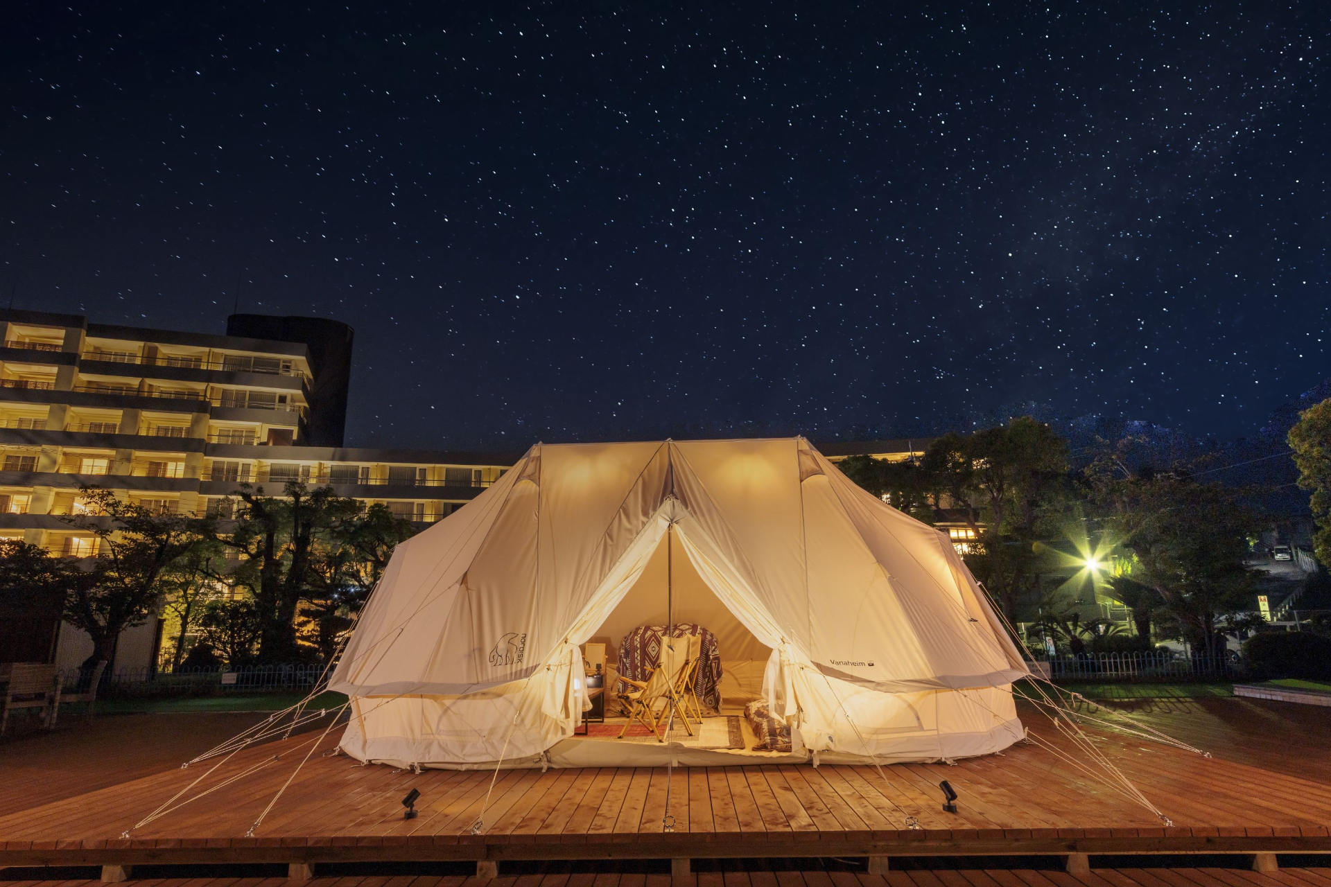 「大江戸温泉物語Premium 白浜御苑」（和歌山県）では、手ぶらでグランピングしながら日本三古湯のひとつ南紀白浜温泉とグルメを堪能