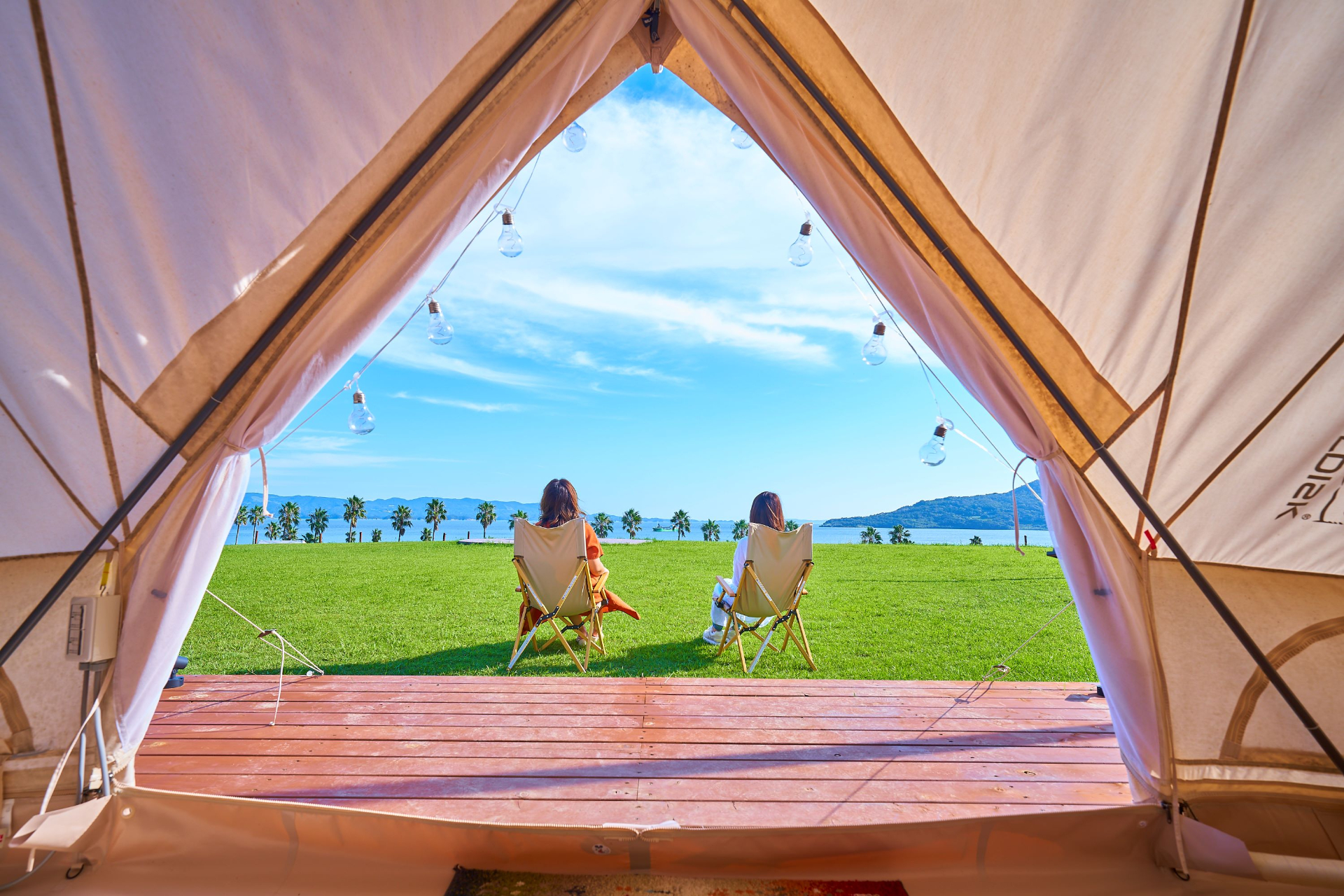 異国情緒ただよう城下町・平戸にある「大江戸温泉物語 ホテル蘭風」（長崎県）。開放感あるグランピングとともに、館内では豪華食材を使った“三つ星バイキング”と海を望む展望露天風呂が楽しめる