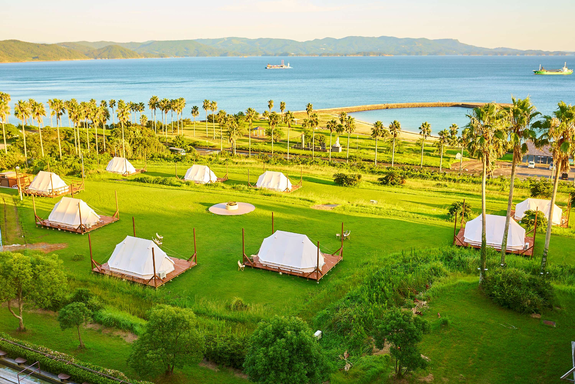 異国情緒ただよう城下町・平戸にある「大江戸温泉物語 ホテル蘭風」（長崎県）。開放感あるグランピングとともに、館内では豪華食材を使った“三つ星バイキング”と海を望む展望露天風呂が楽しめる