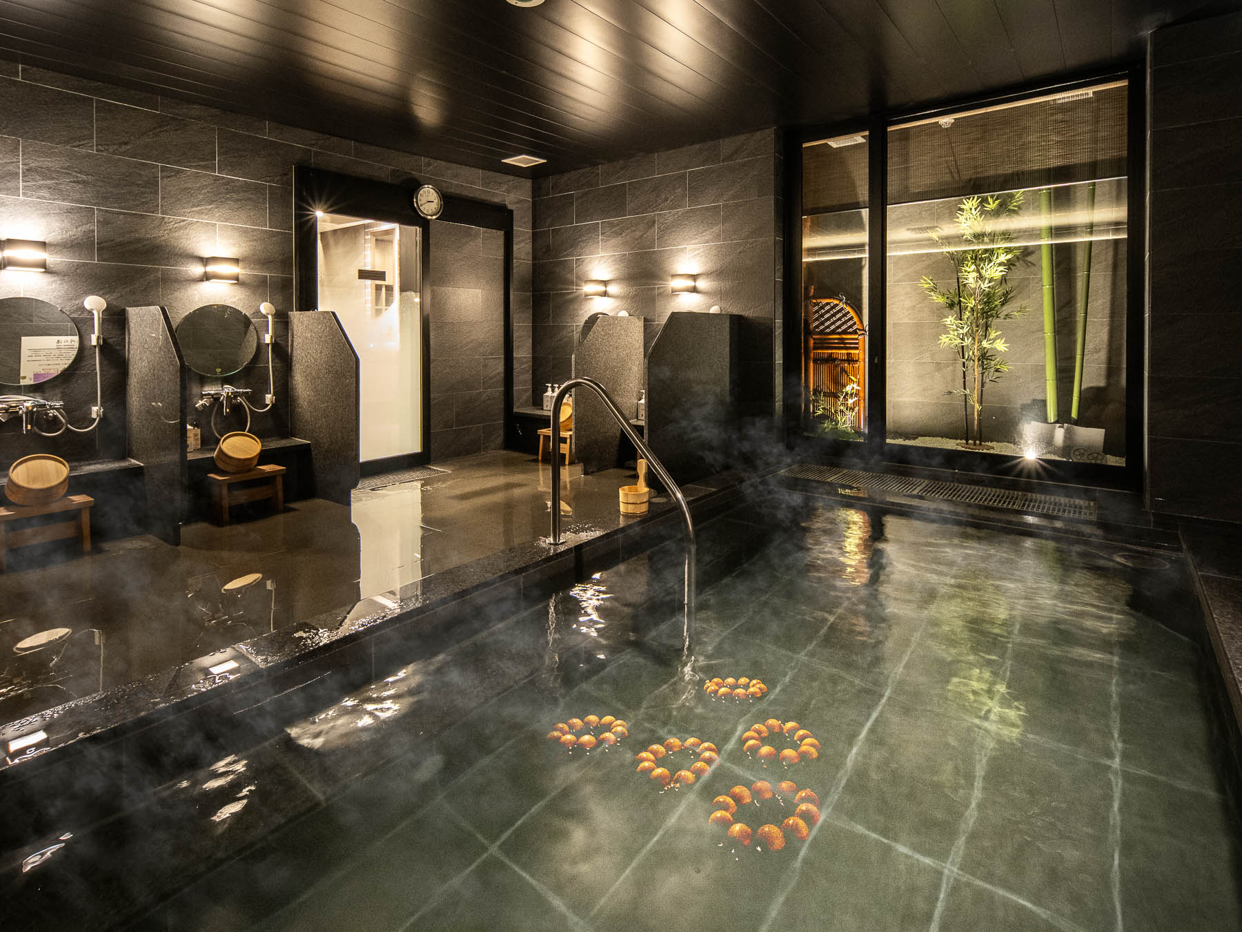 多くの店舗に天然温泉の大浴場を備える