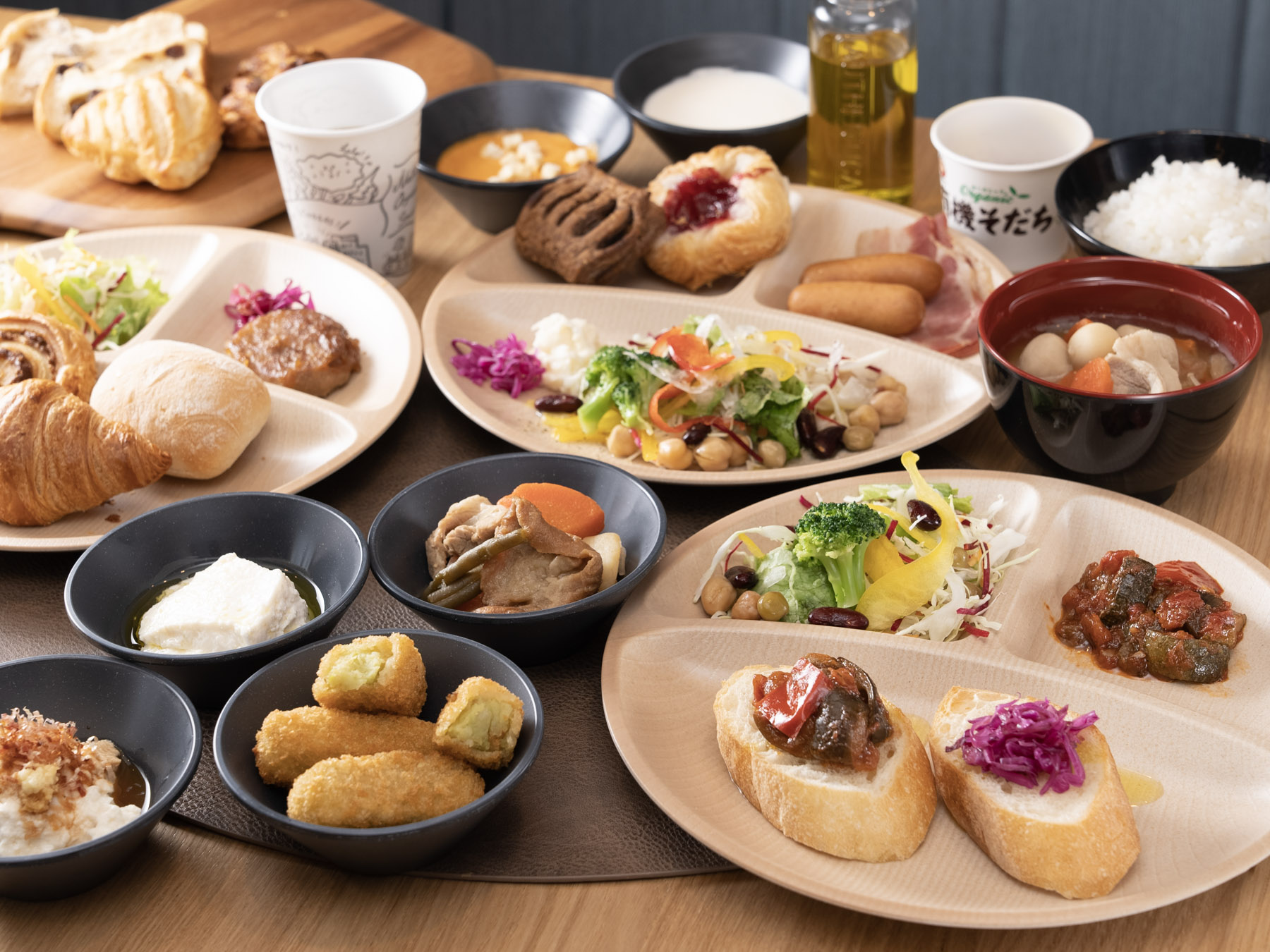 焼き立てパンや地産地消メニューが揃うオーガニック朝食