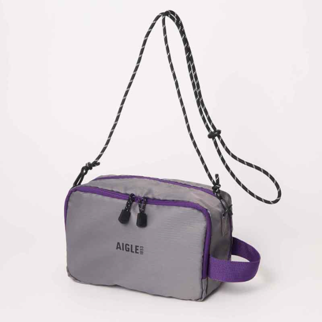 宝島社「オトナミューズ」11月号増刊は、エーグルの撥水素材ダブルジップポーチ。ショルダーストラップ付きで肩掛けポケットにも