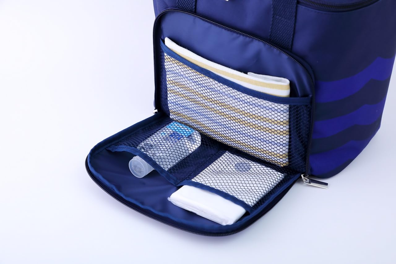 大きく開くフロントポケットには、カトラリーや保冷剤などを収納できる