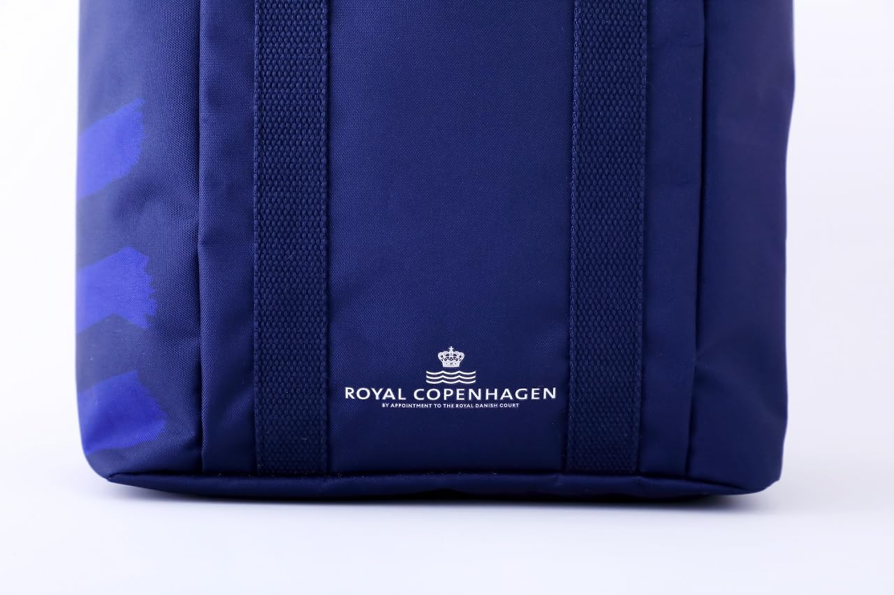 背面デザインは、シックなネイビーカラーに映える白のブランドロゴ