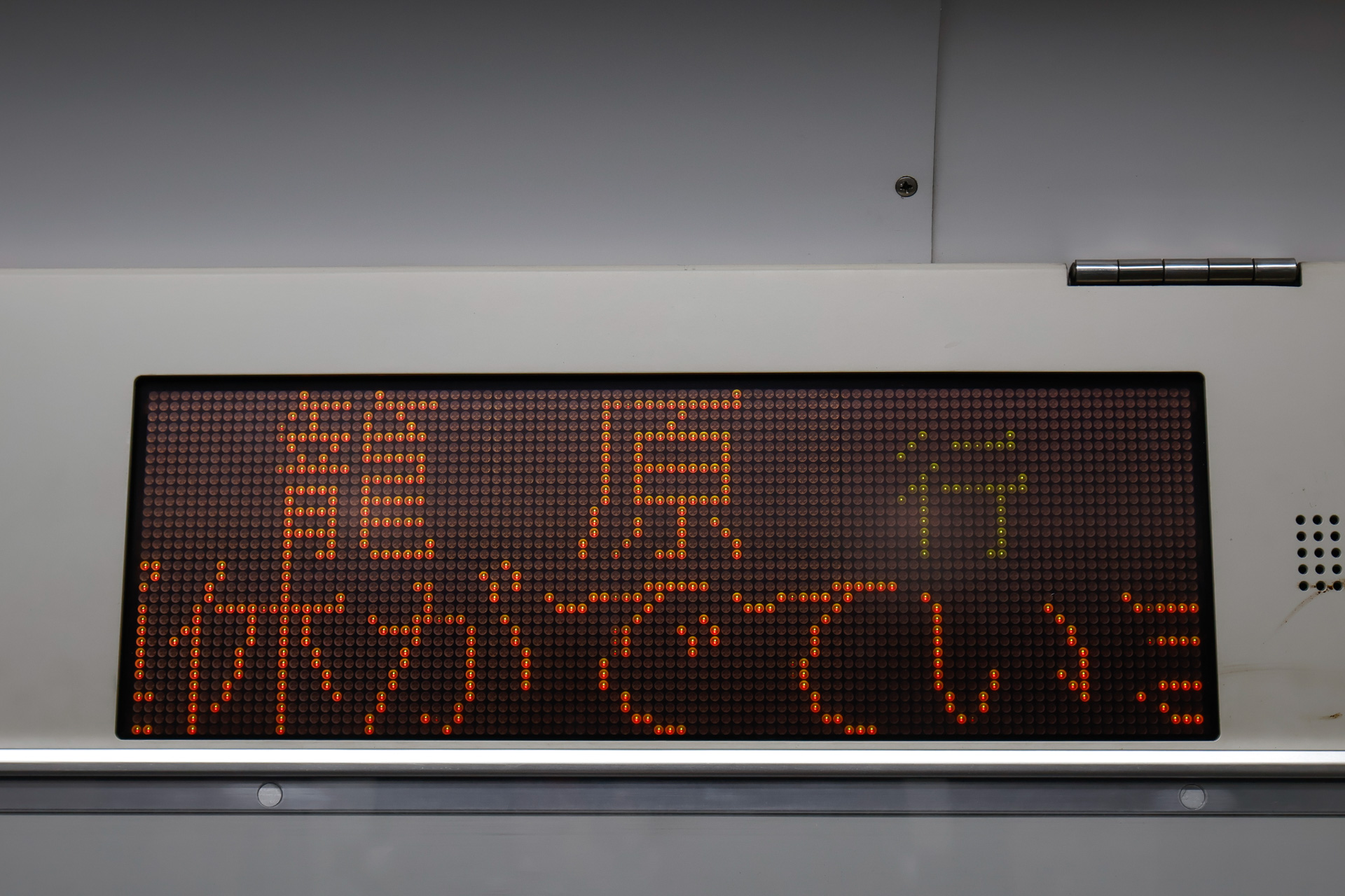 JR東日本のE231系が装備するLEDディスプレイ。すべての側扉の上に設置されている。E233系では、導入路線によってLEDディスプレイと液晶ディスプレイが使い分けられている