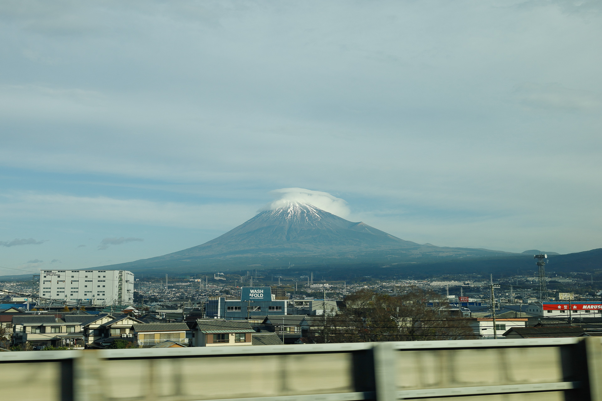 東海道新幹線で富士山が見えれば、「三島駅～新富士駅～富士川橋梁付近か」ということになる。相手が大き過ぎて見える時間が長いので、あまりピンポイントの位置標定にはならないが