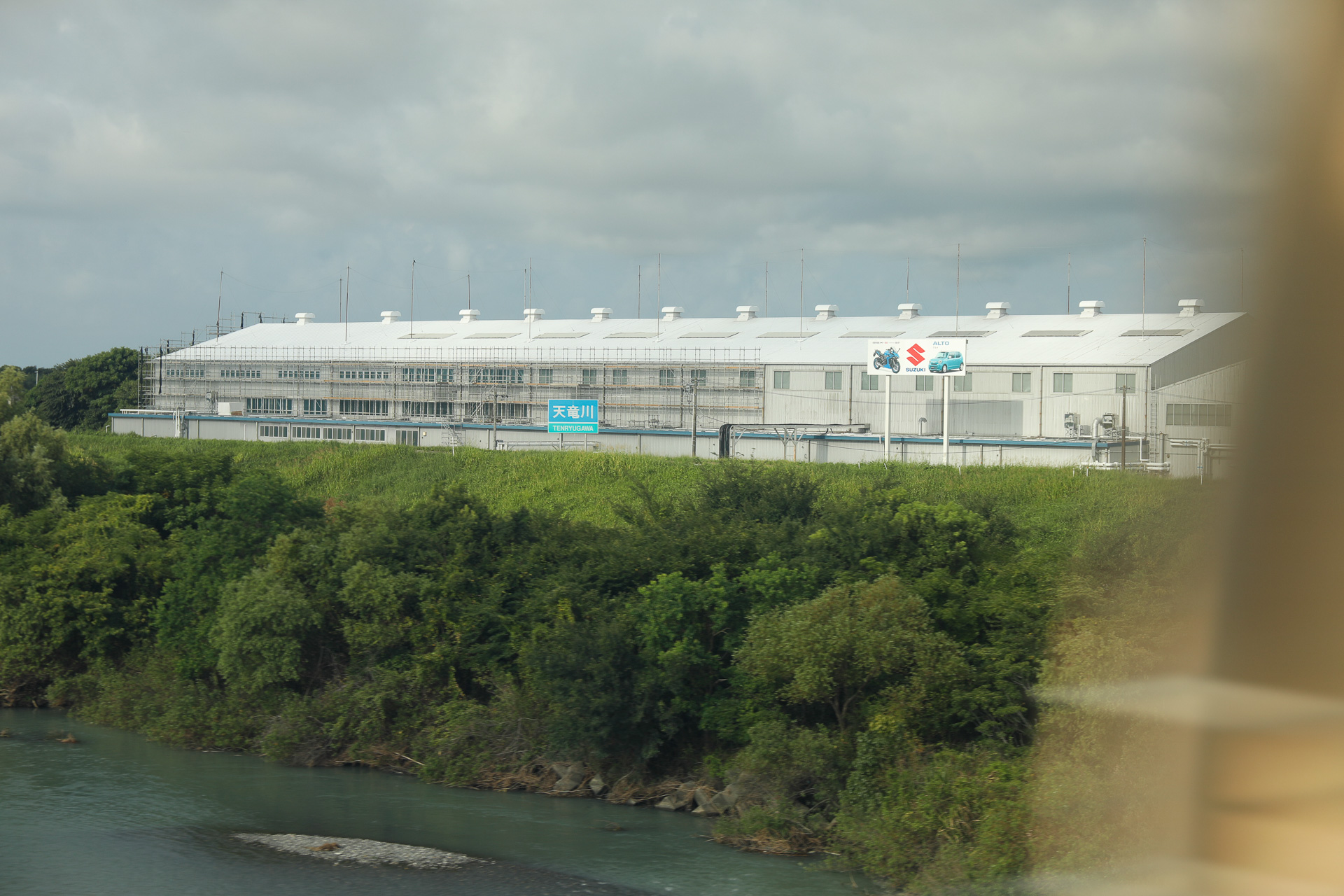 大きな河川では、川岸に河川の名称を書いた看板が設置されていることがある。これは天竜川