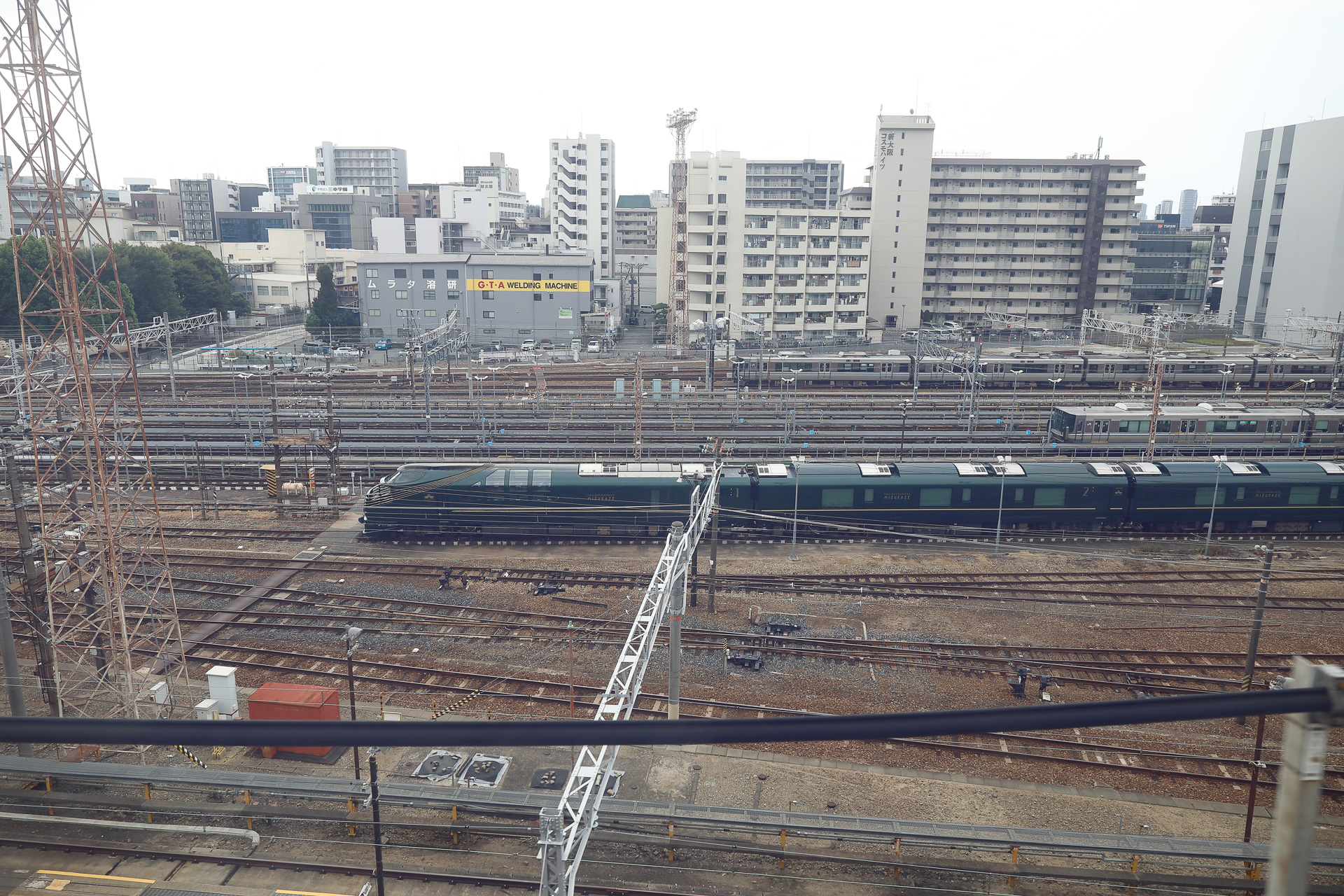 山陽新幹線の下り列車が新大阪駅を出発して少しすると、左側（A席側）の車窓に車両基地（網干総合車両所宮原支所）が見える