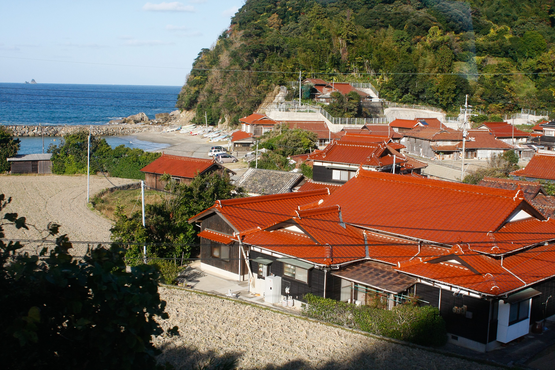 瓦屋根がない北海道とは対照的に、山陰本線で西の方に行くと、赤い石州瓦の家が目立つことがある