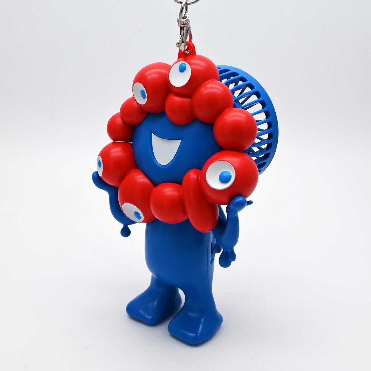 ミャクミャクの頭部のうしろにファンが搭載。身体が持ち手部分