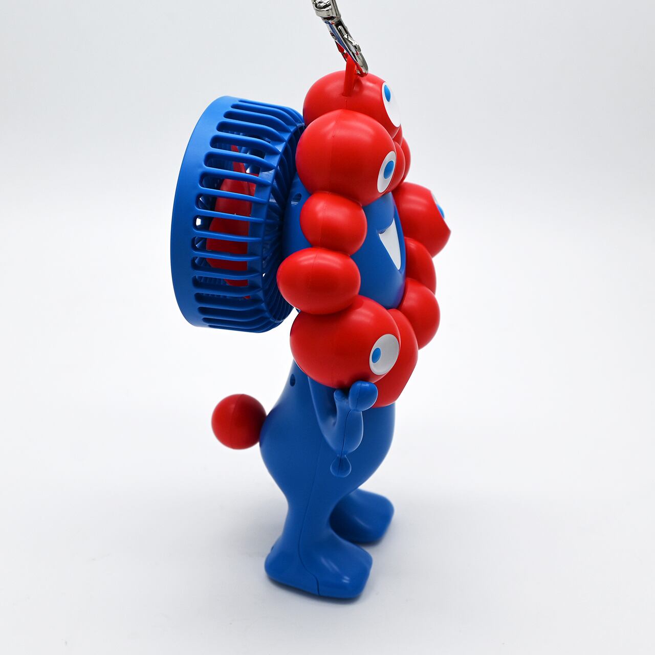 ミャクミャクの頭部のうしろにファンが搭載。身体が持ち手部分