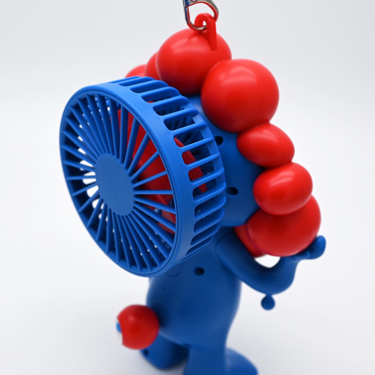 ミャクミャクの頭部のうしろにファンが搭載。身体が持ち手部分