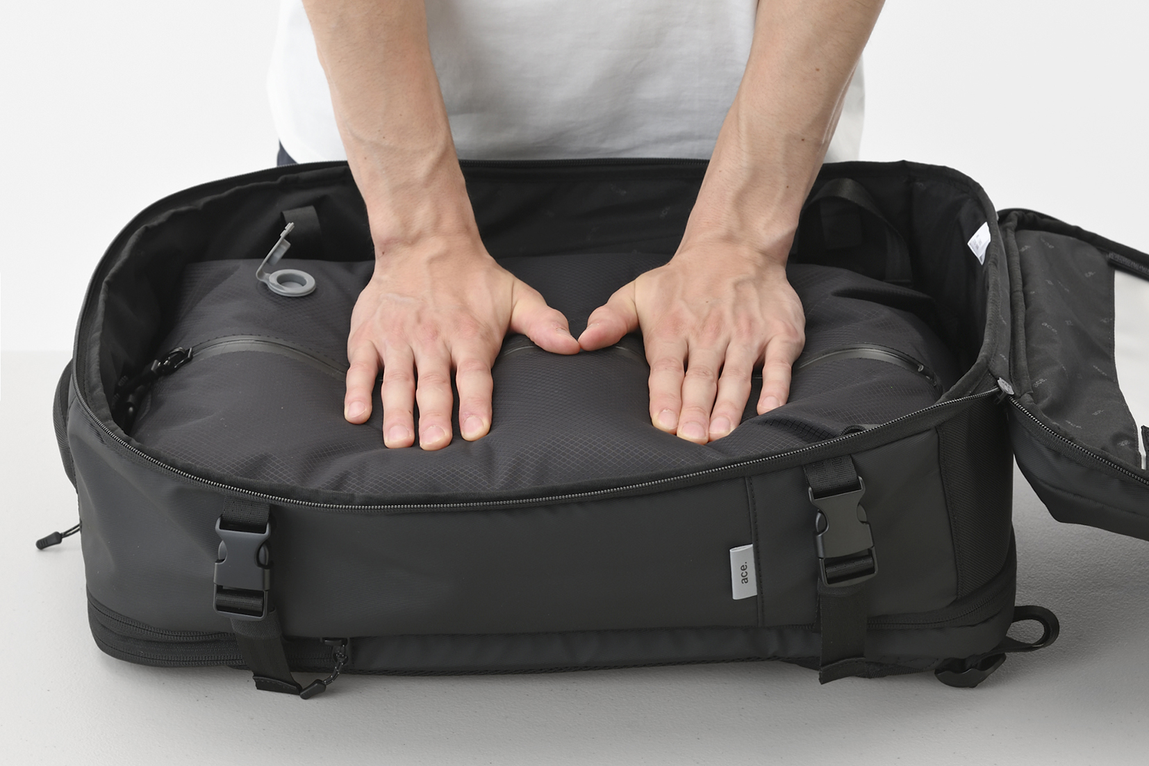 かさばる衣類をコンパクトに圧縮して、荷室を有効活用