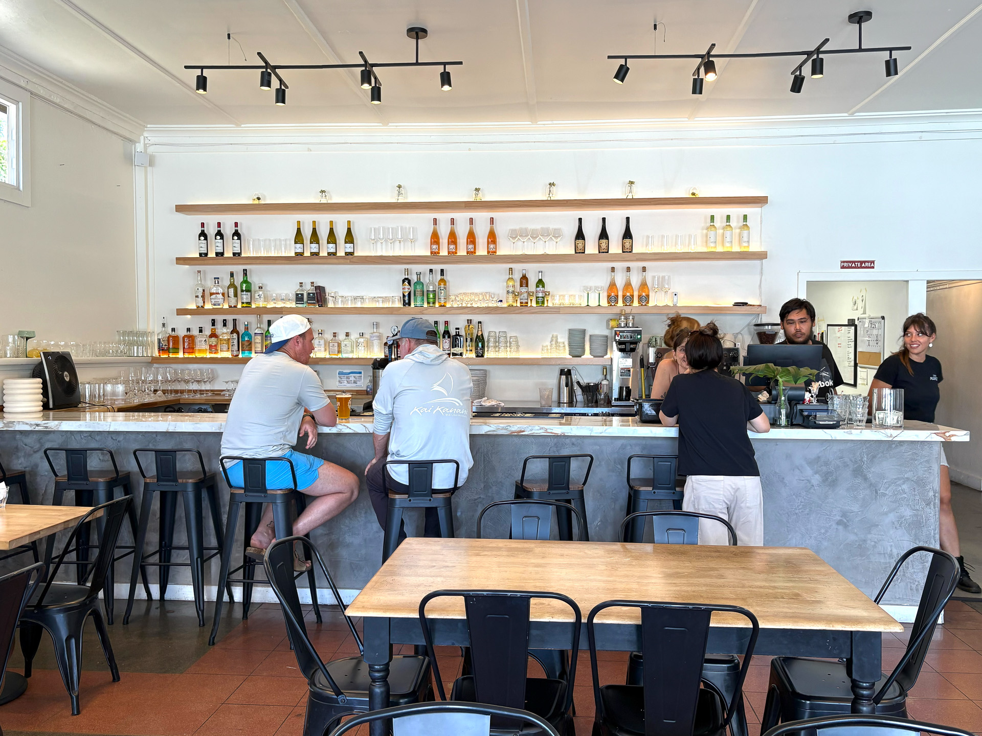 ローカルも観光客も自宅のようにくつろげる空間を創り出している