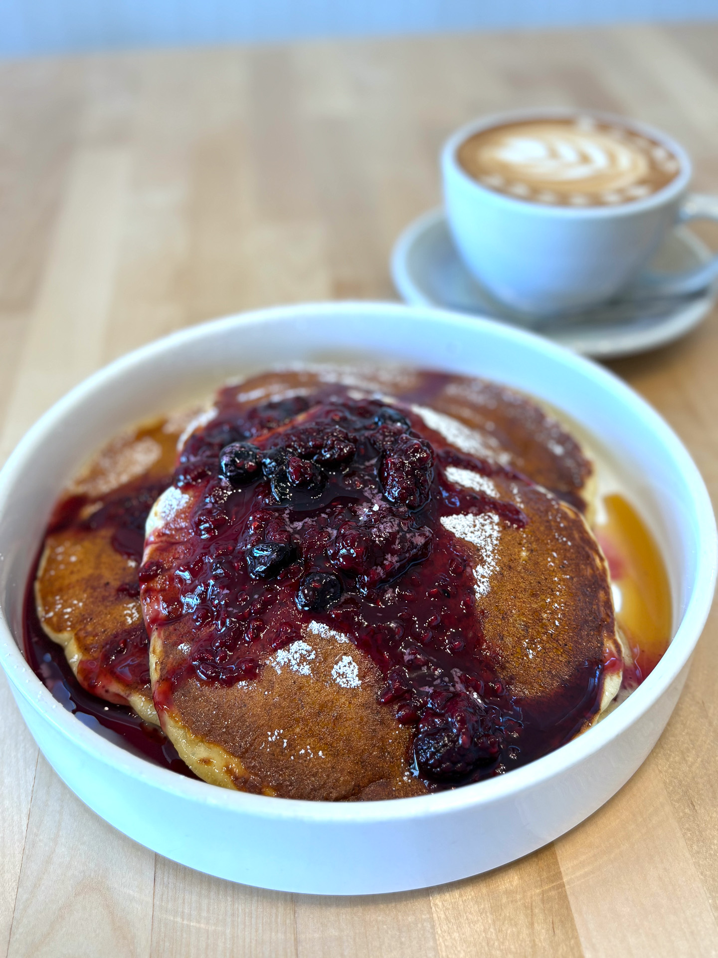 レモンリコッタパンケーキ（19ドル）とカプチーノ（6.75ドル）。コーヒーは5ドル～