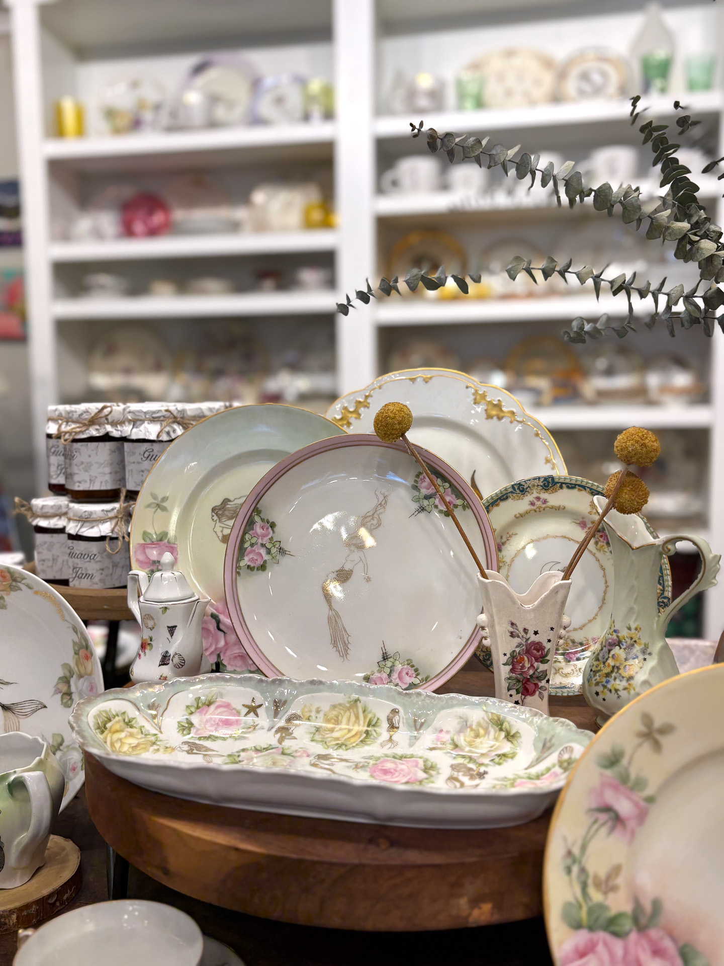 ウィングスのオリジナルアートワークが施されたビンテージの食器は唯一無二の一品