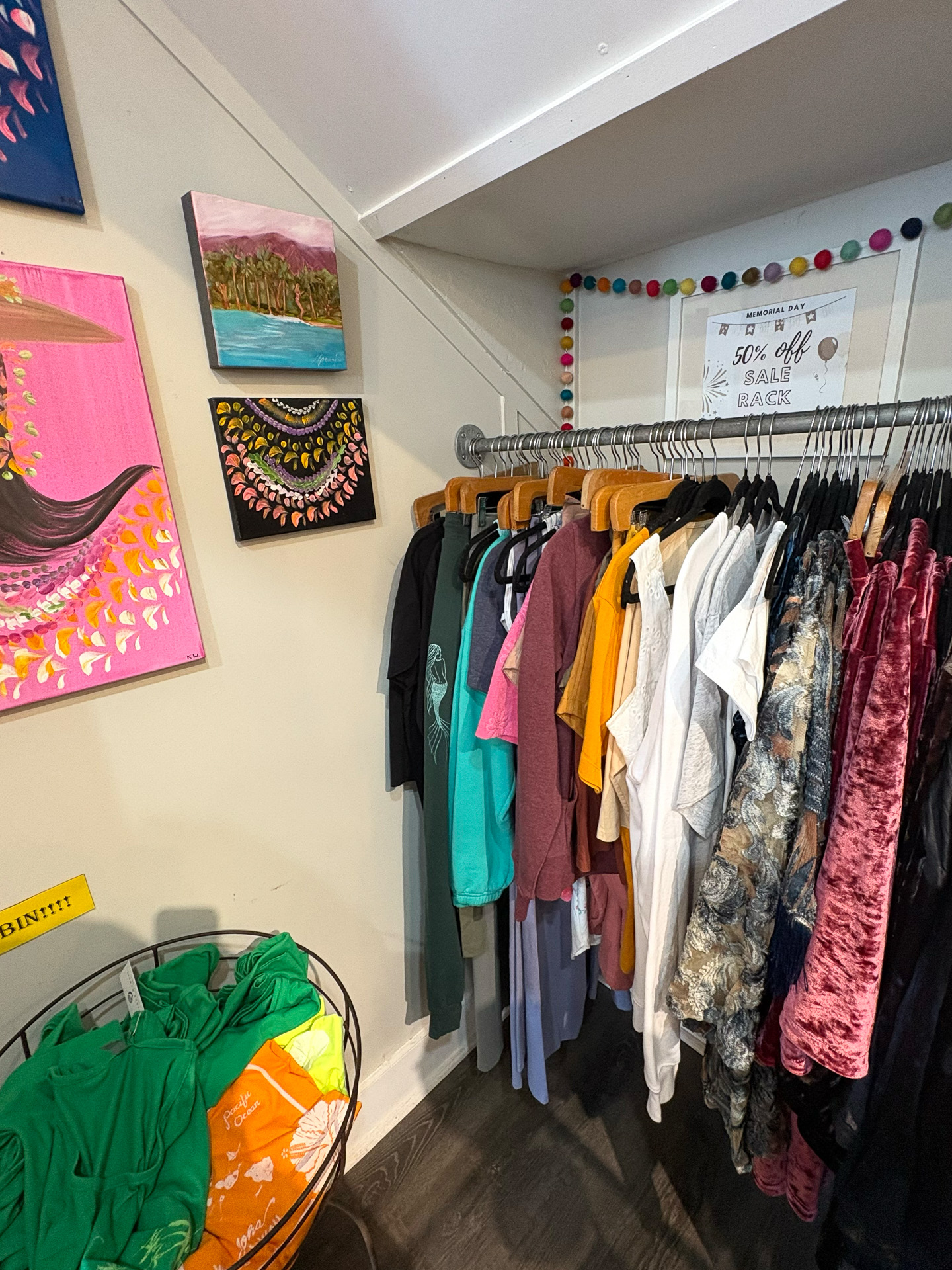 季節のイベントによって50％オフなどのビッグセールも行なわれるセールラック