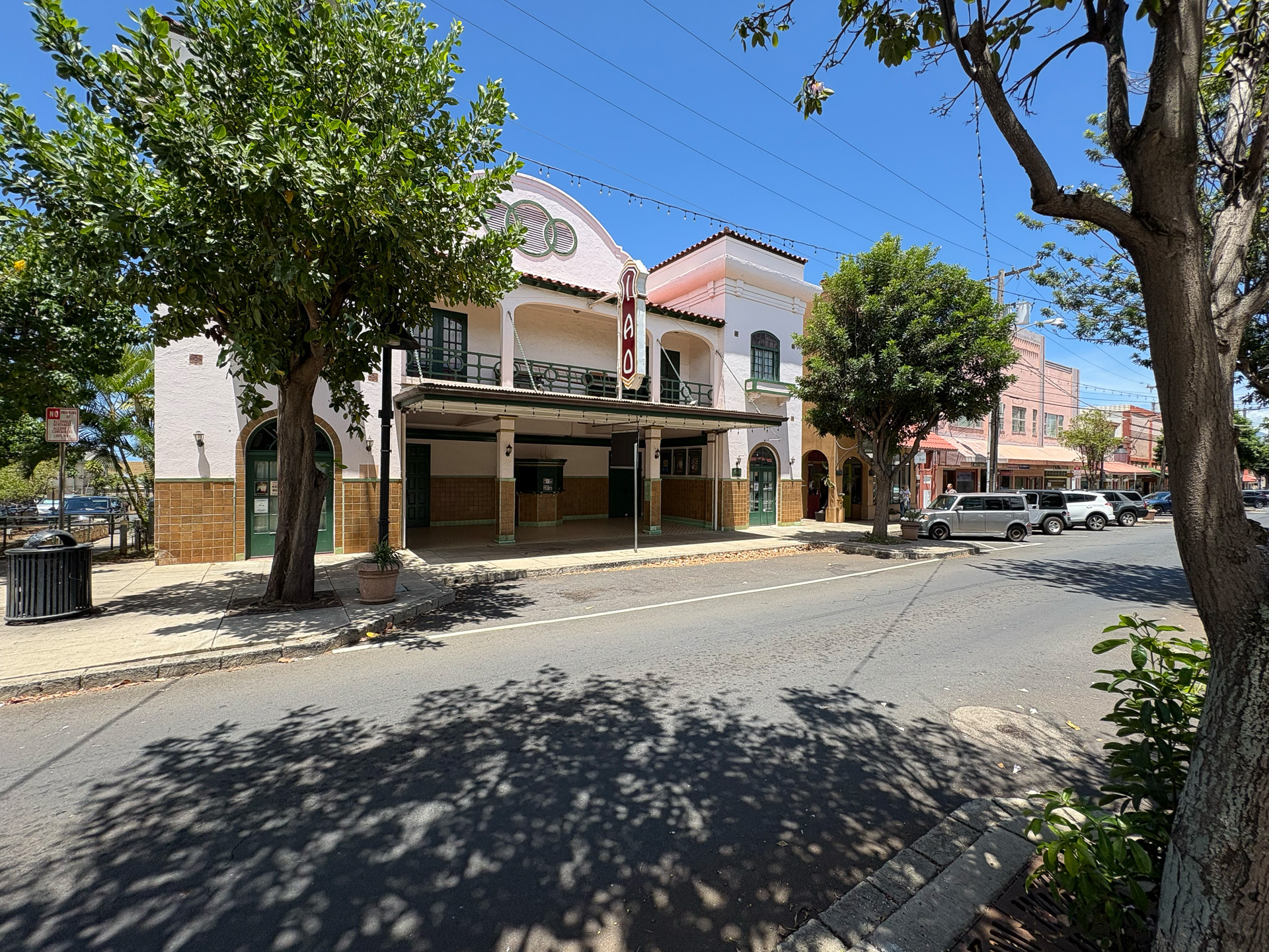 マウイ最古とされるイアオ映画館などが建ち並ぶワイルクの街並み
