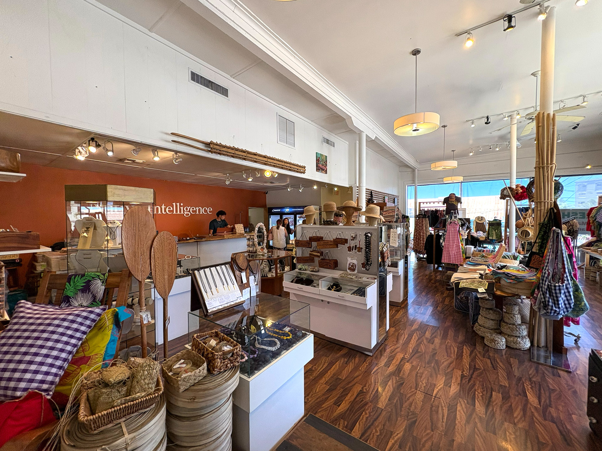 ハワイ原産の固有種コアウッド製品も多く取り扱うネイティブインテリジェンスの店内