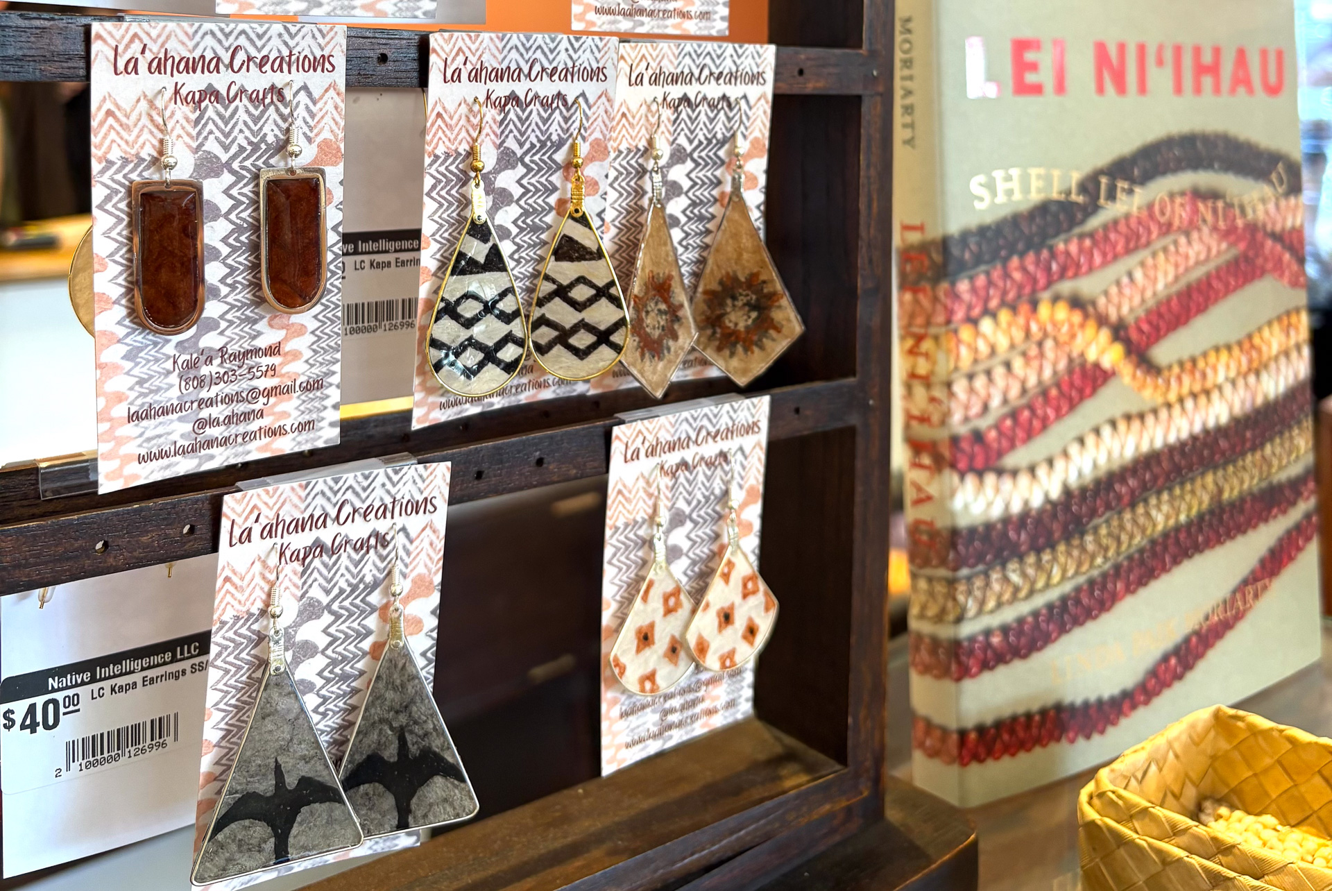 ポリネシアから伝わった伝統工芸カパにデザインされていた模様を施したピアス