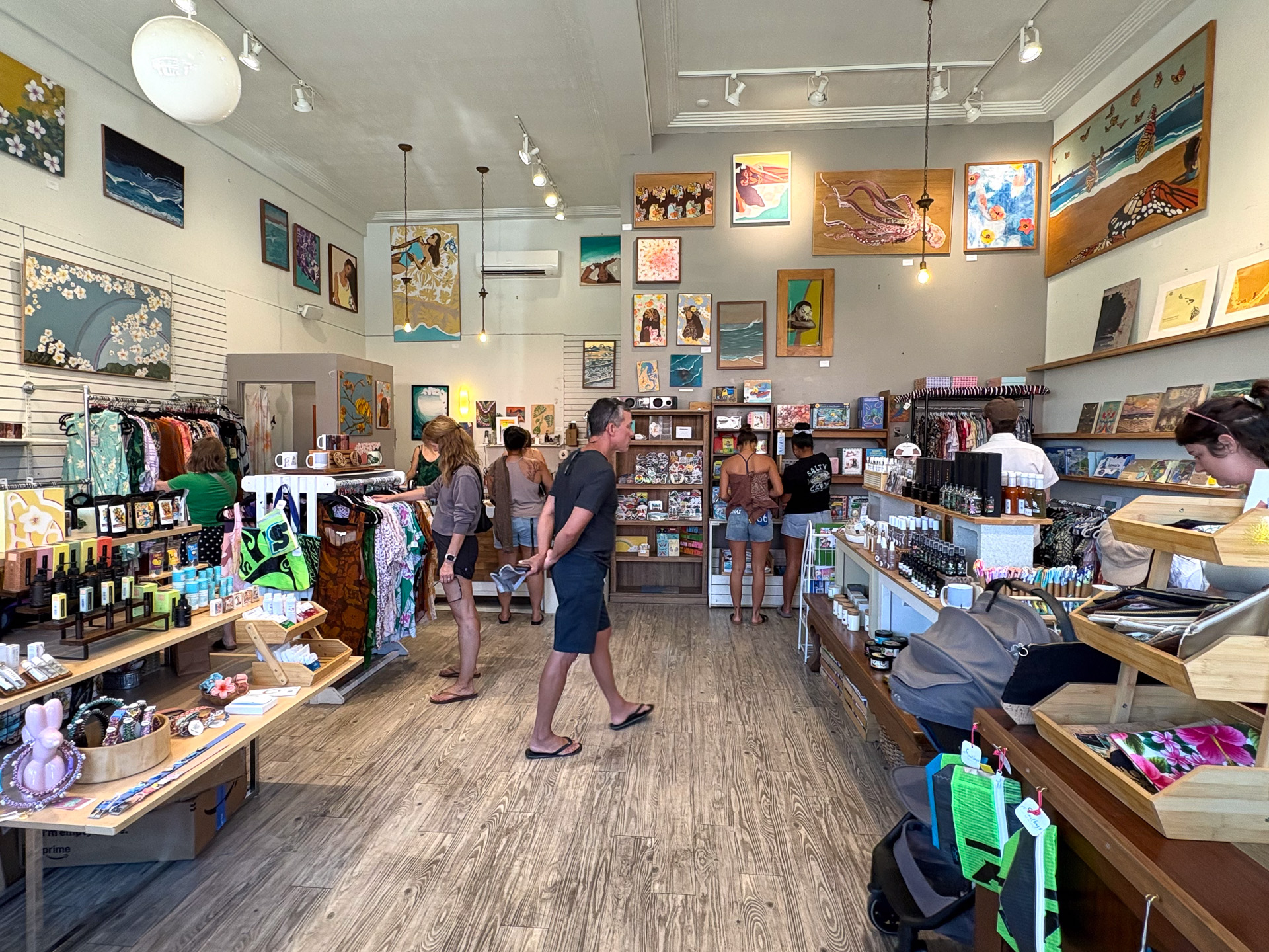 独特のタッチで描かれたアートやポストカードが人気