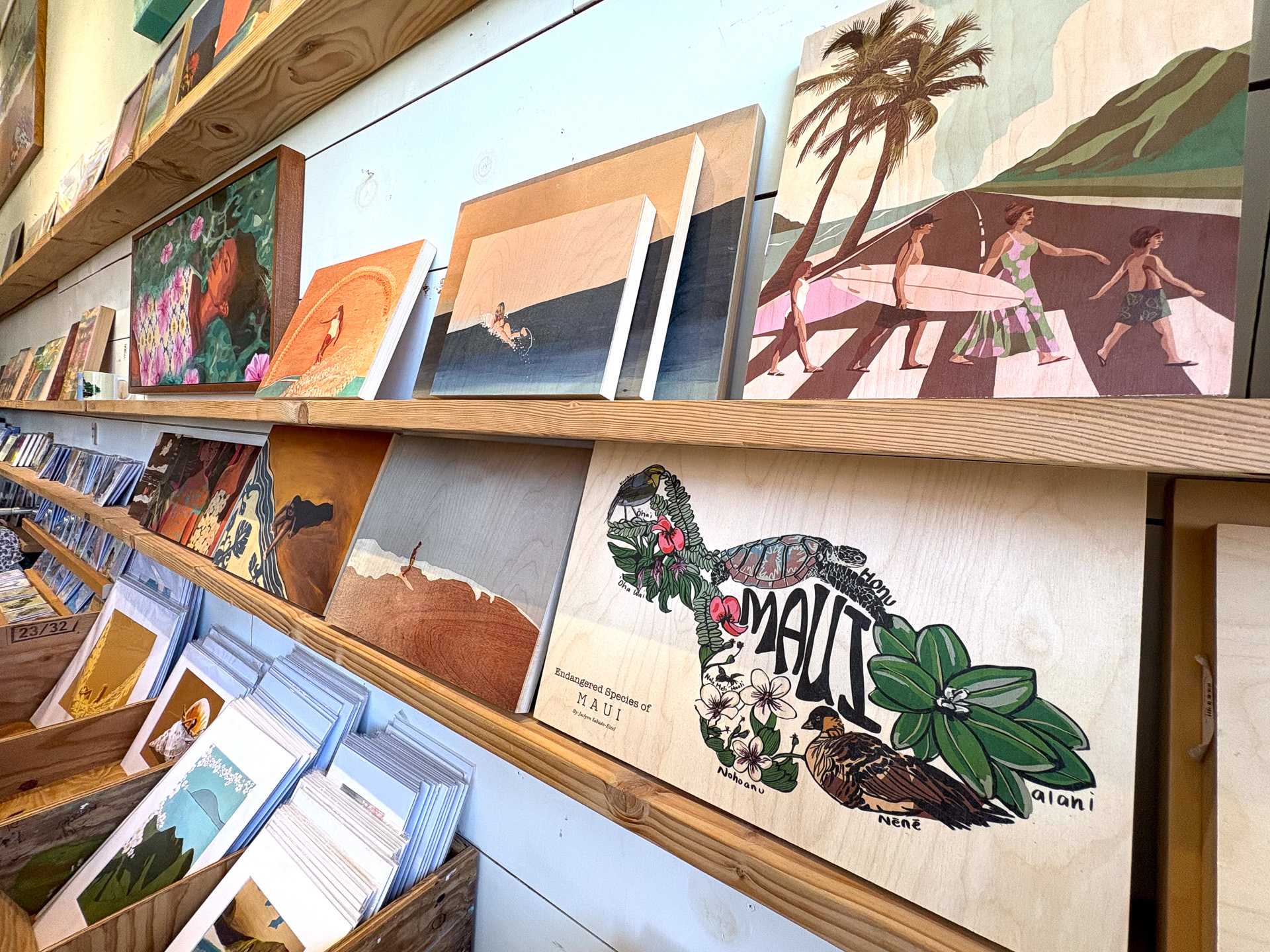マウイをテーマにした作品も数十ドル台から数多く揃う