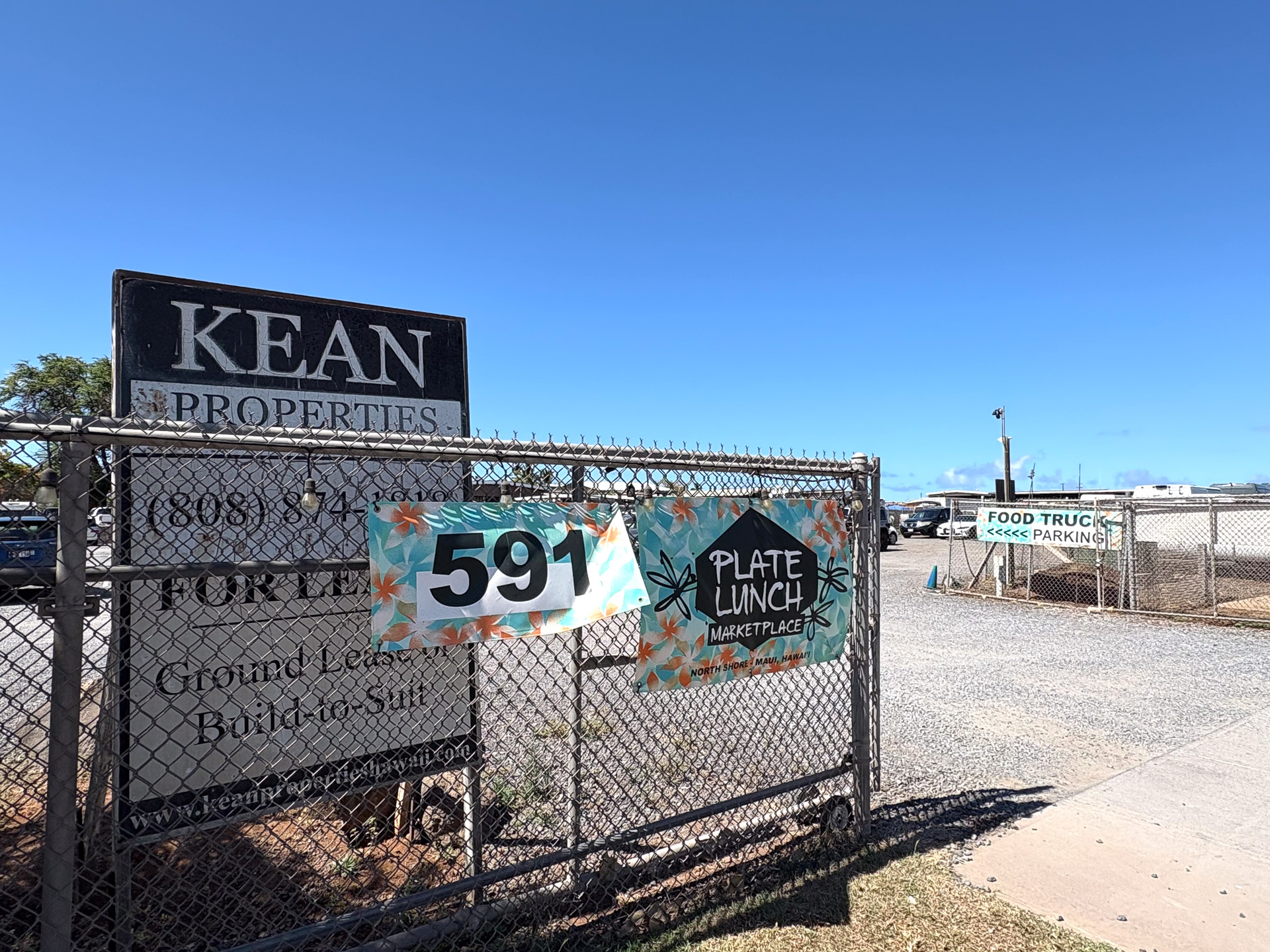 ここからなかに入ると広大な駐車場があり、隣にフードトラックが集結している