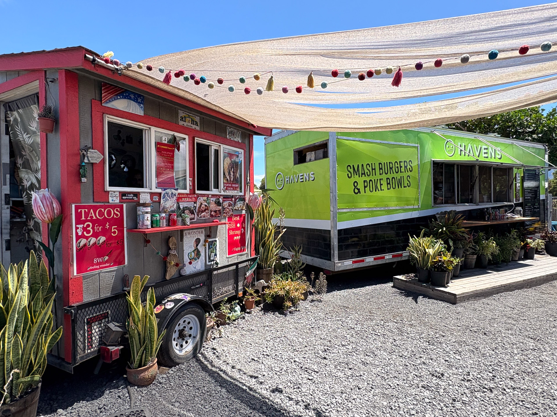 ハンバーガーやガーリックシュリンプ、ポケボウルなど10店ほどが並んでいる