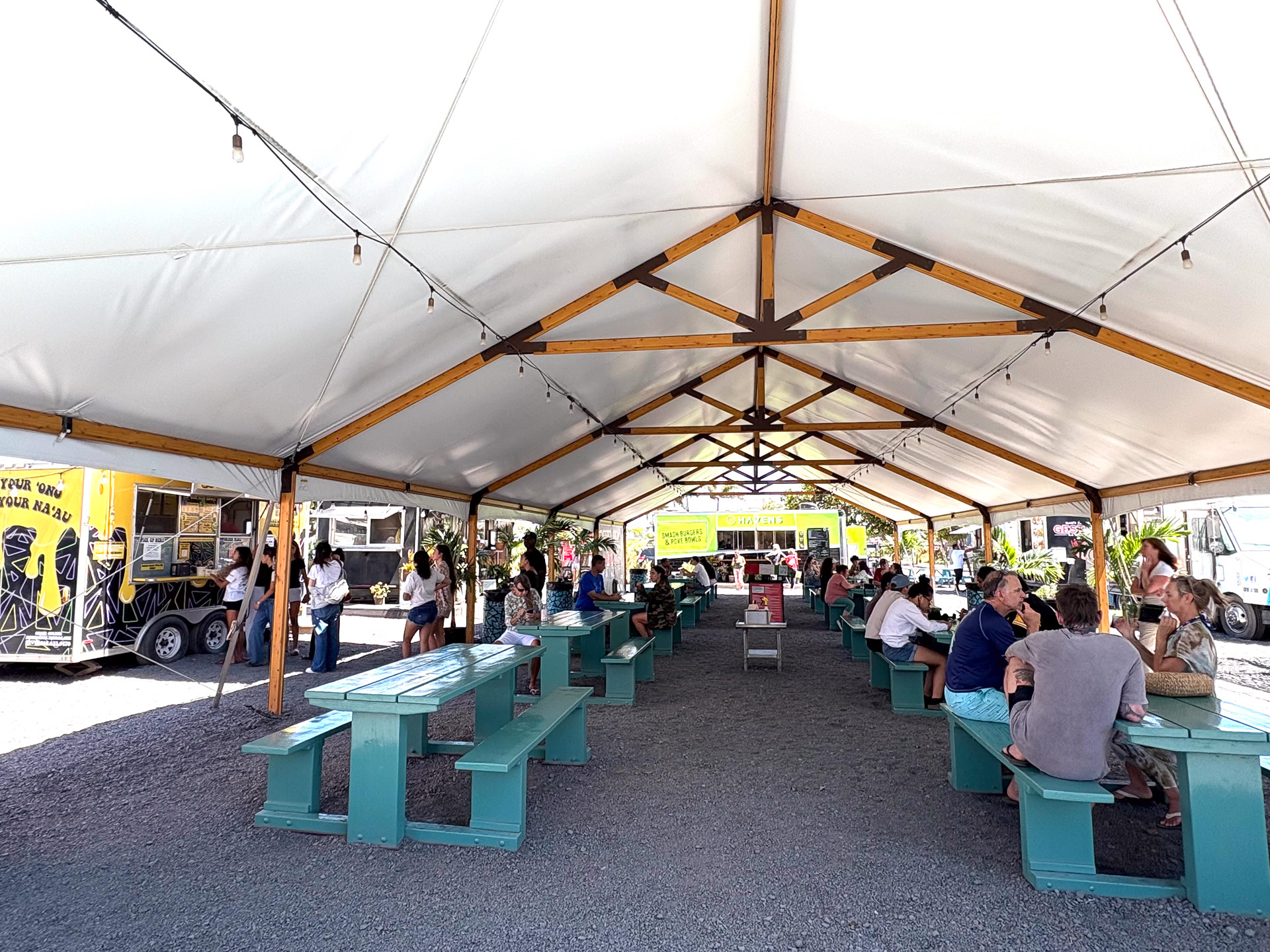 広い敷地内には清潔なテーブルと椅子が設置されている