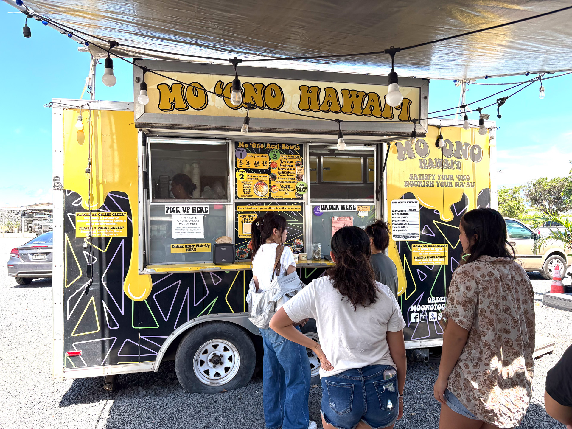 黄色いトラックが目印の「モオノ・ハワイ」。カフルイのほか、マカワオにも出店している