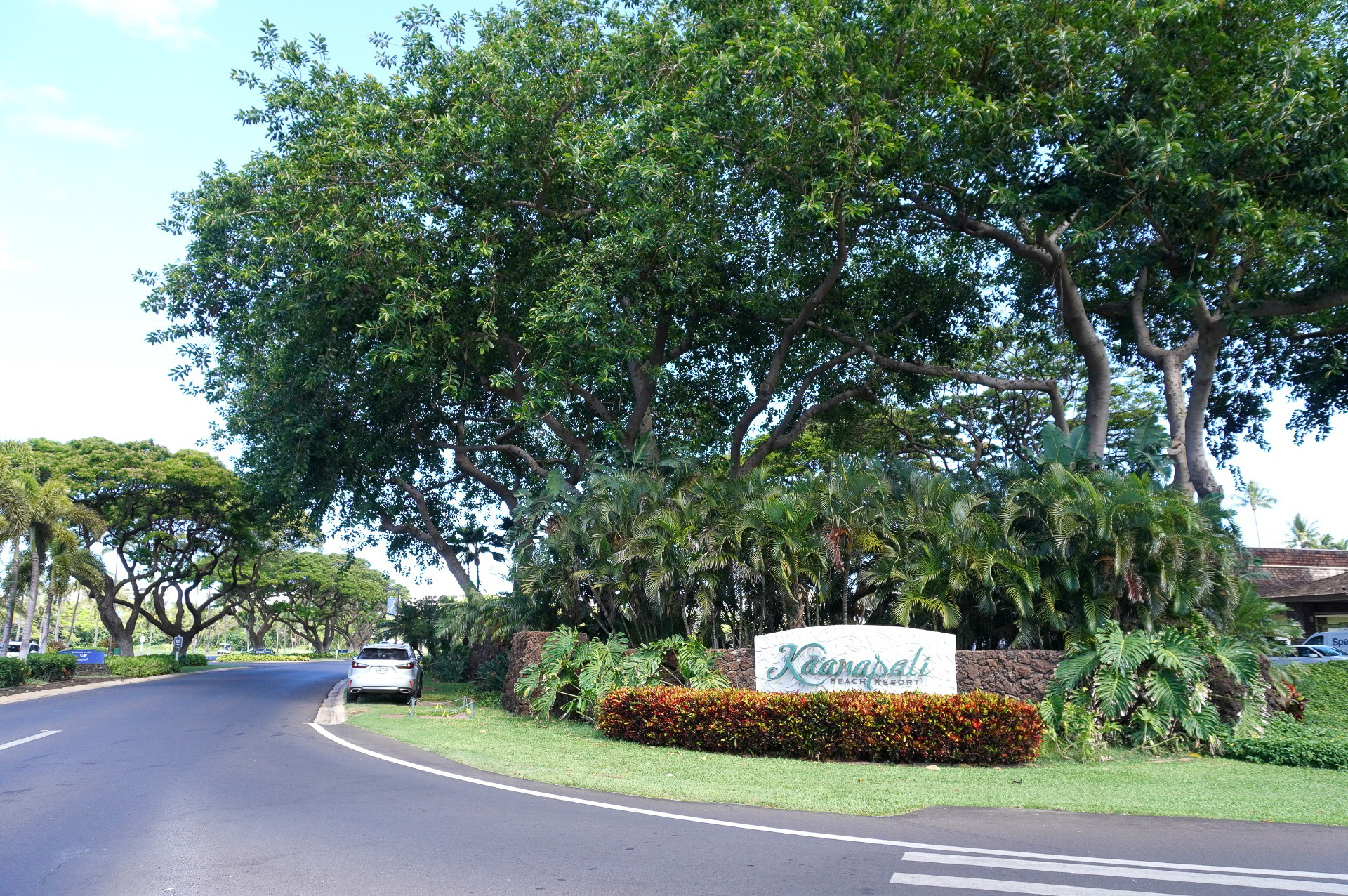 このサインの先には著名なゴルフコースと白砂のビーチ、ホテルが並ぶカアナパリエリア