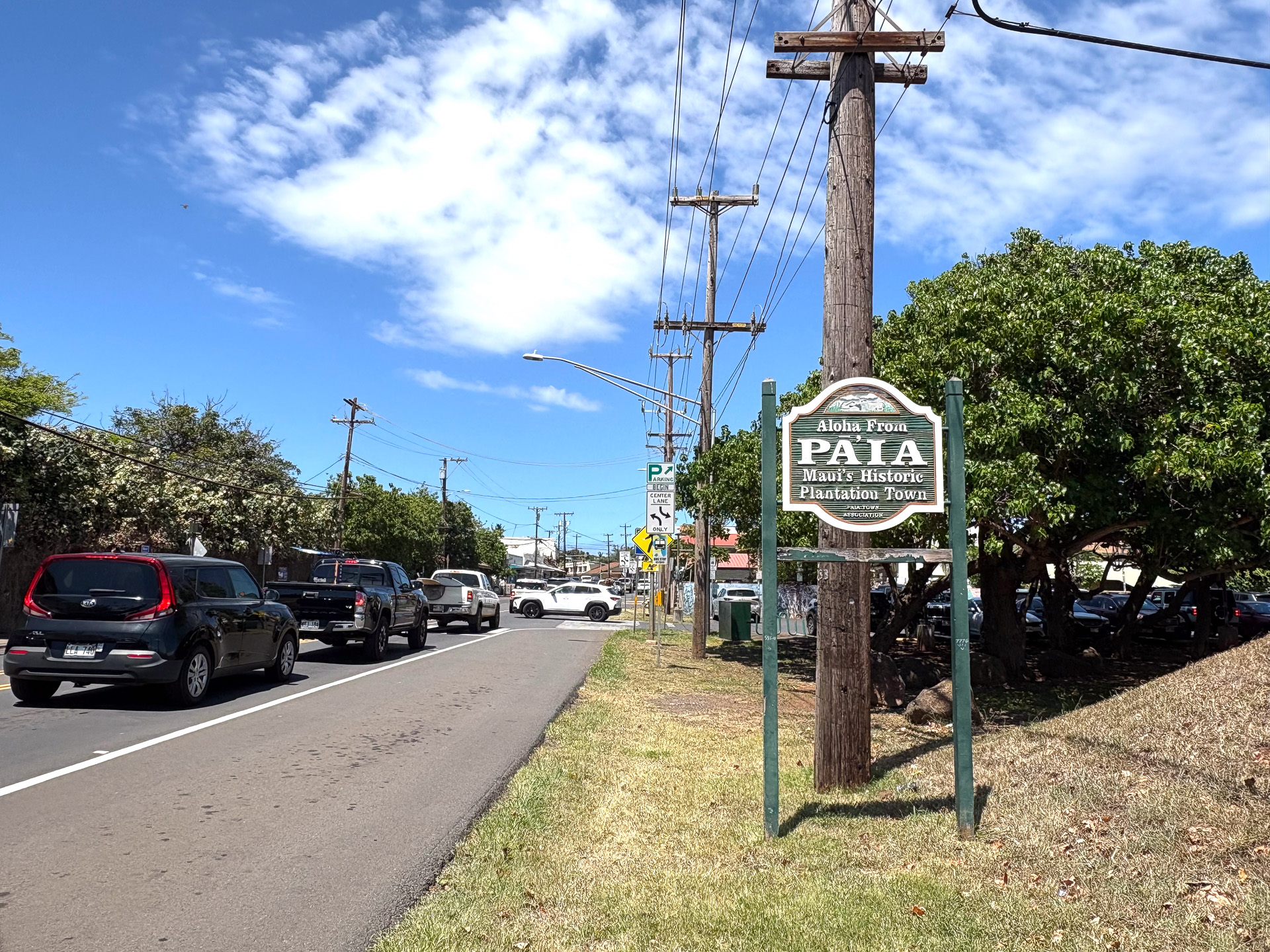 空港からクルマを走らせるとパイアの入り口に。駐車場は街のサインのすぐ近くなど、街のなかにいくつか設置されている