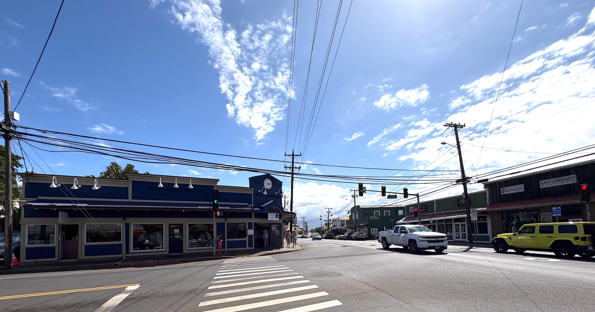ハナハイウェイとボールドウィンアベニューの交差点がパイアの要となる交差点。この2本の道沿いにショップが建ち並ぶ