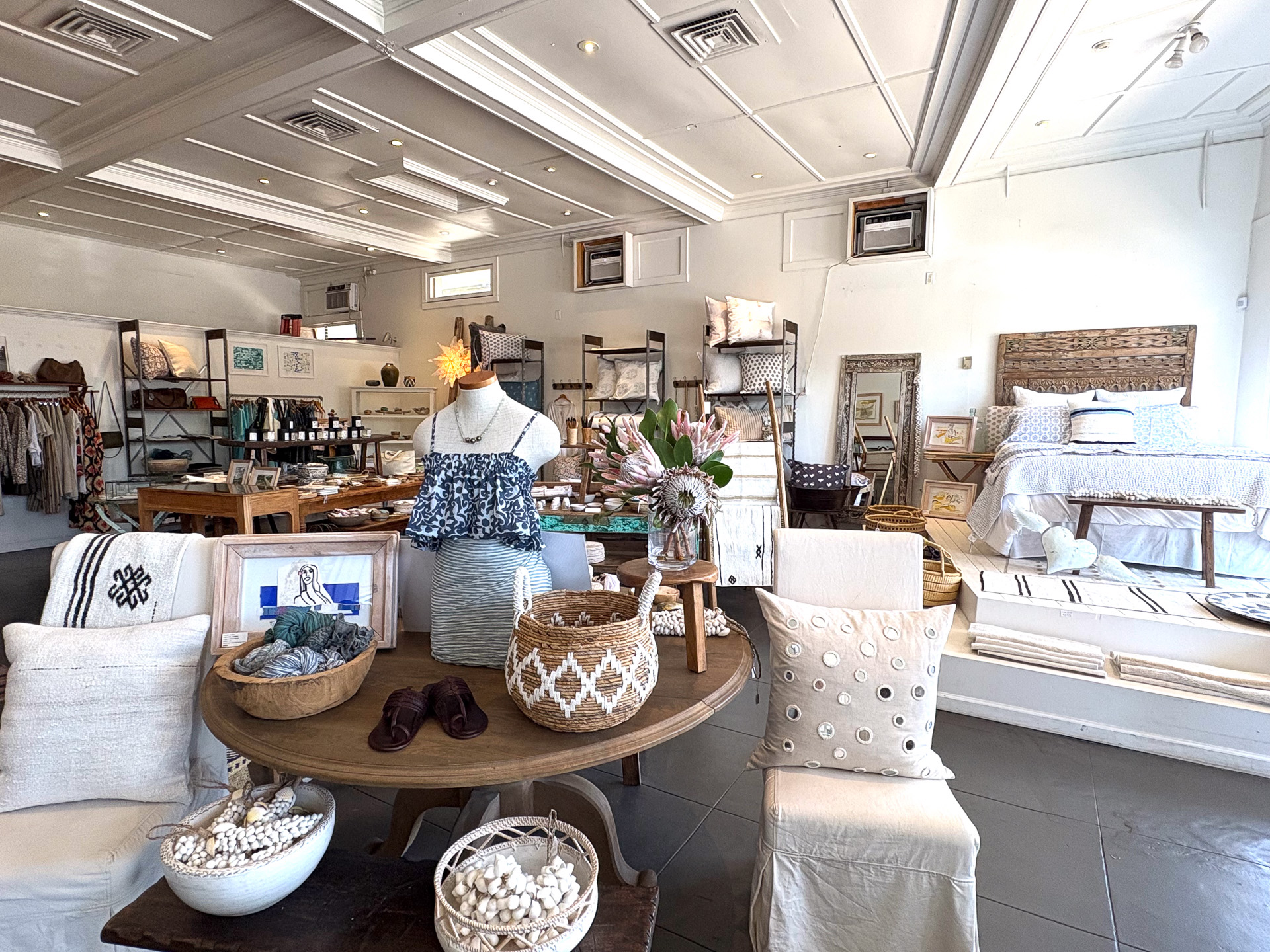 白を基調とした店内には良質の生地を使ったグッズなどが揃う