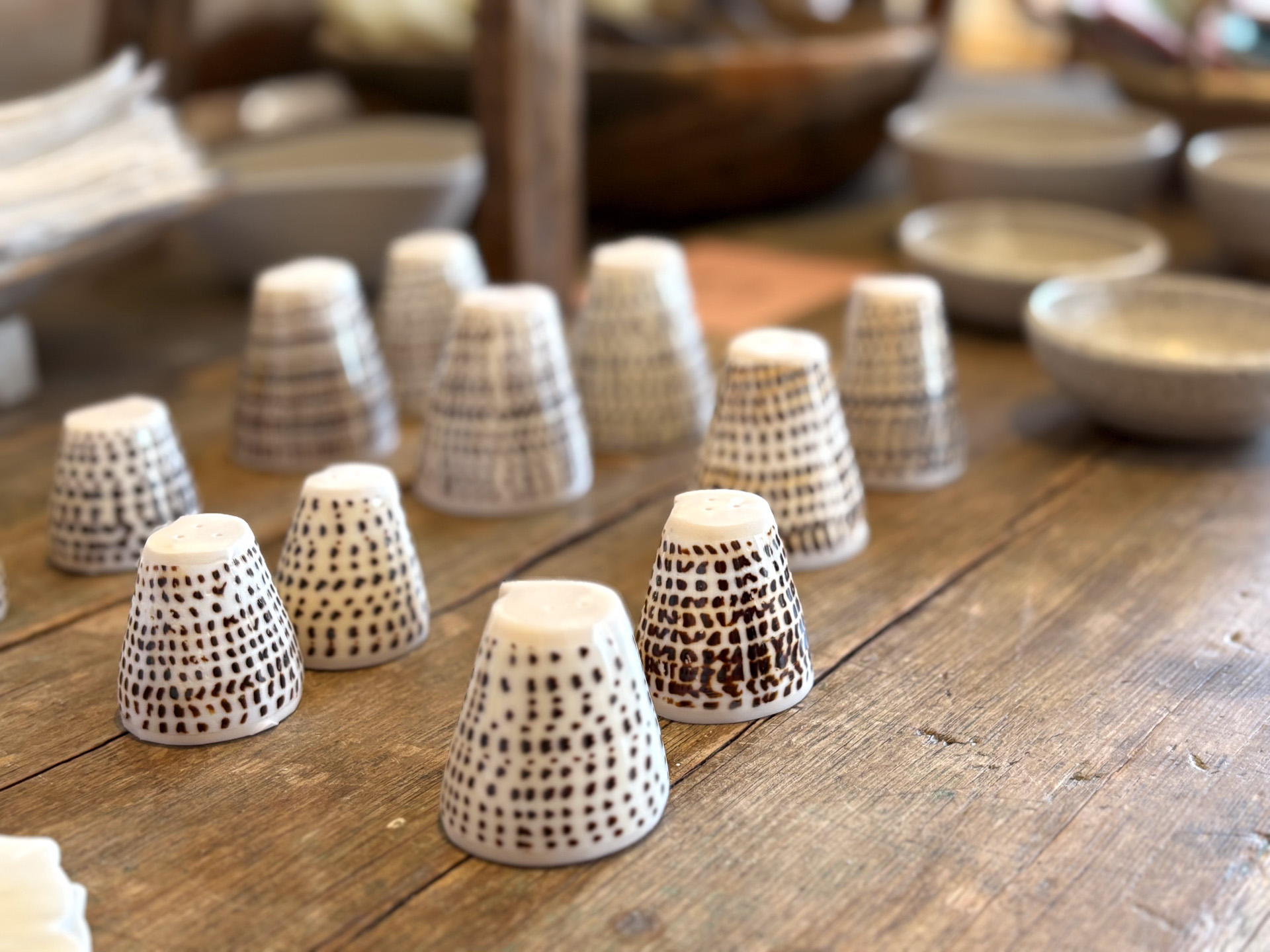 さりげないデザイン、小さなサイズ感が抜群のセンスの塩コショウ入れ（各26ドル）