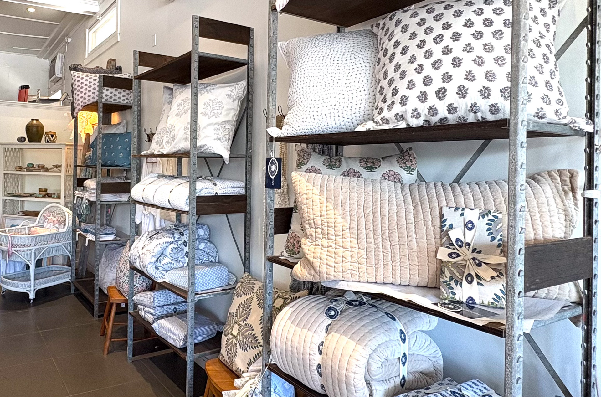 手縫いのステッチでデザインを施したクッションカバーなど（112ドル）リネン類も豊富