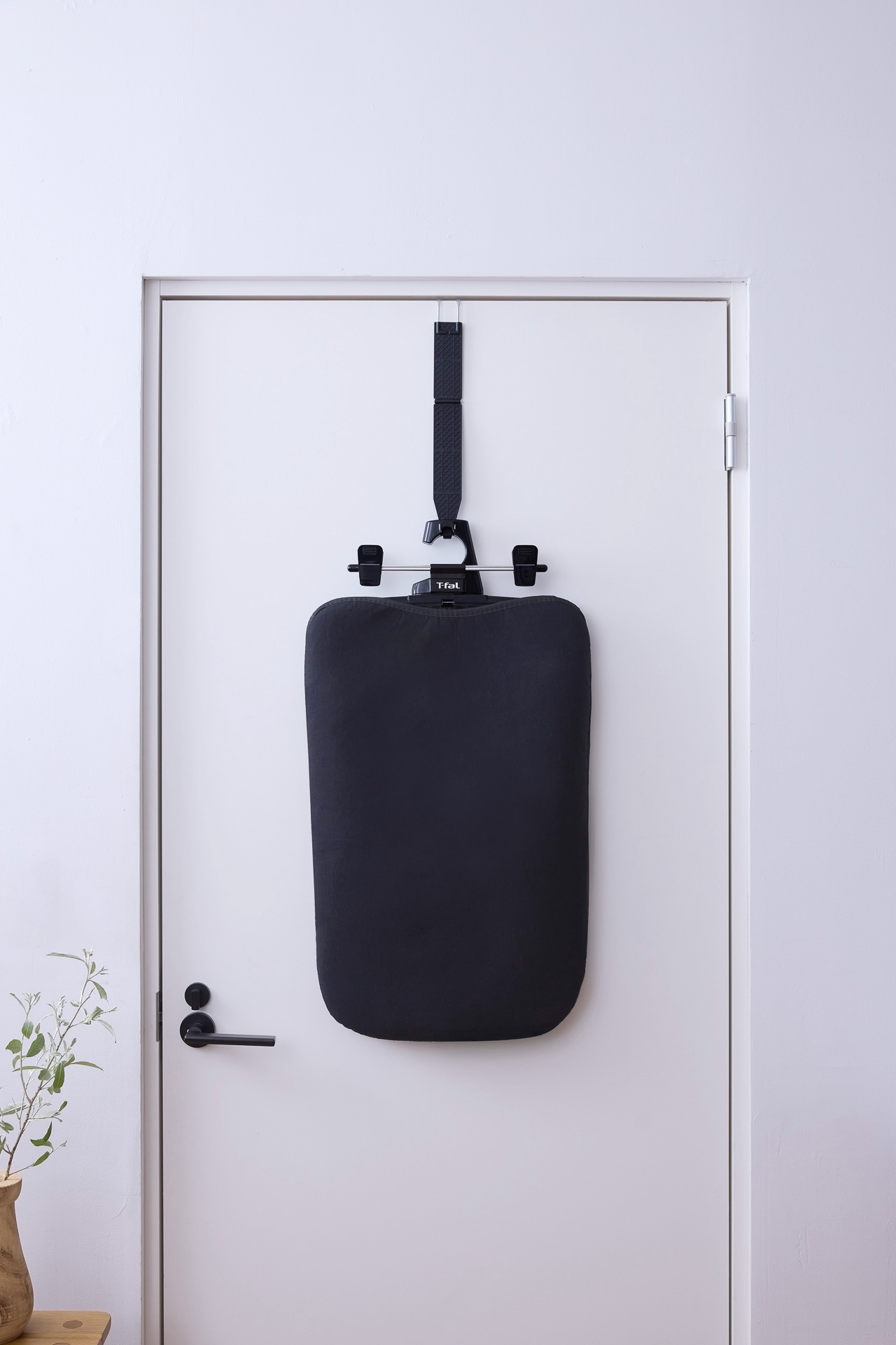 専用ドアフックと組み合わせると、部屋の扉などにかけられる