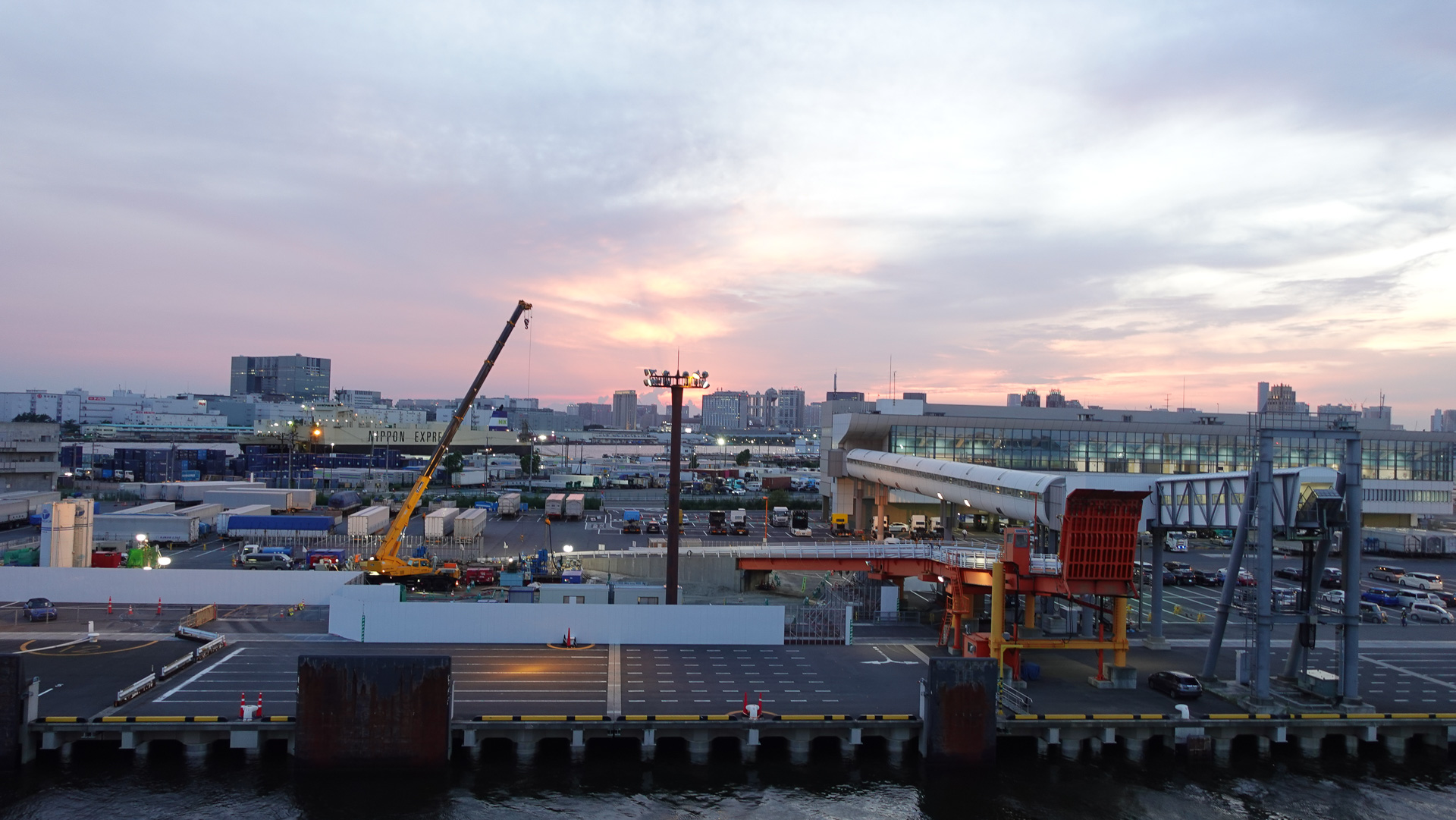東京港ターミナルを遠ざかる