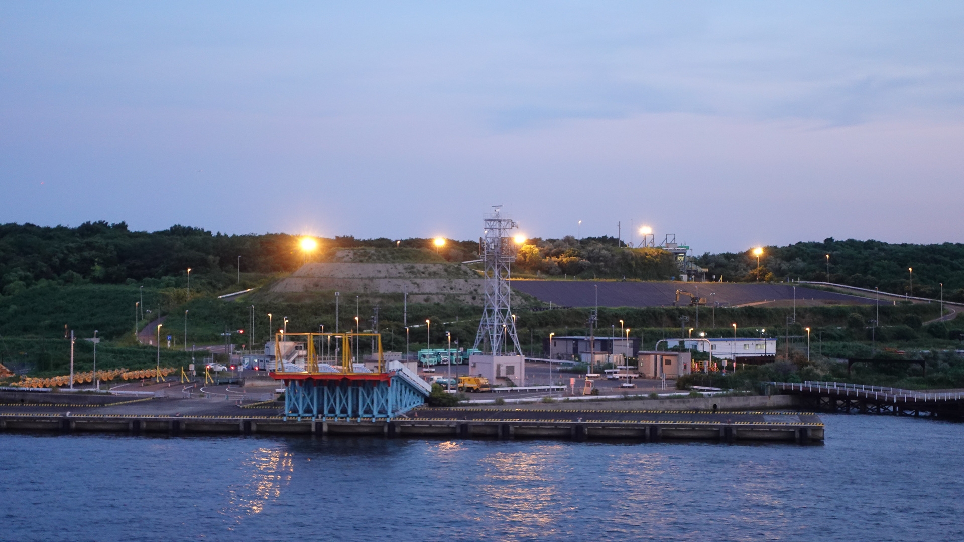 中央防波堤の埋立地にはいくつか埠頭がある