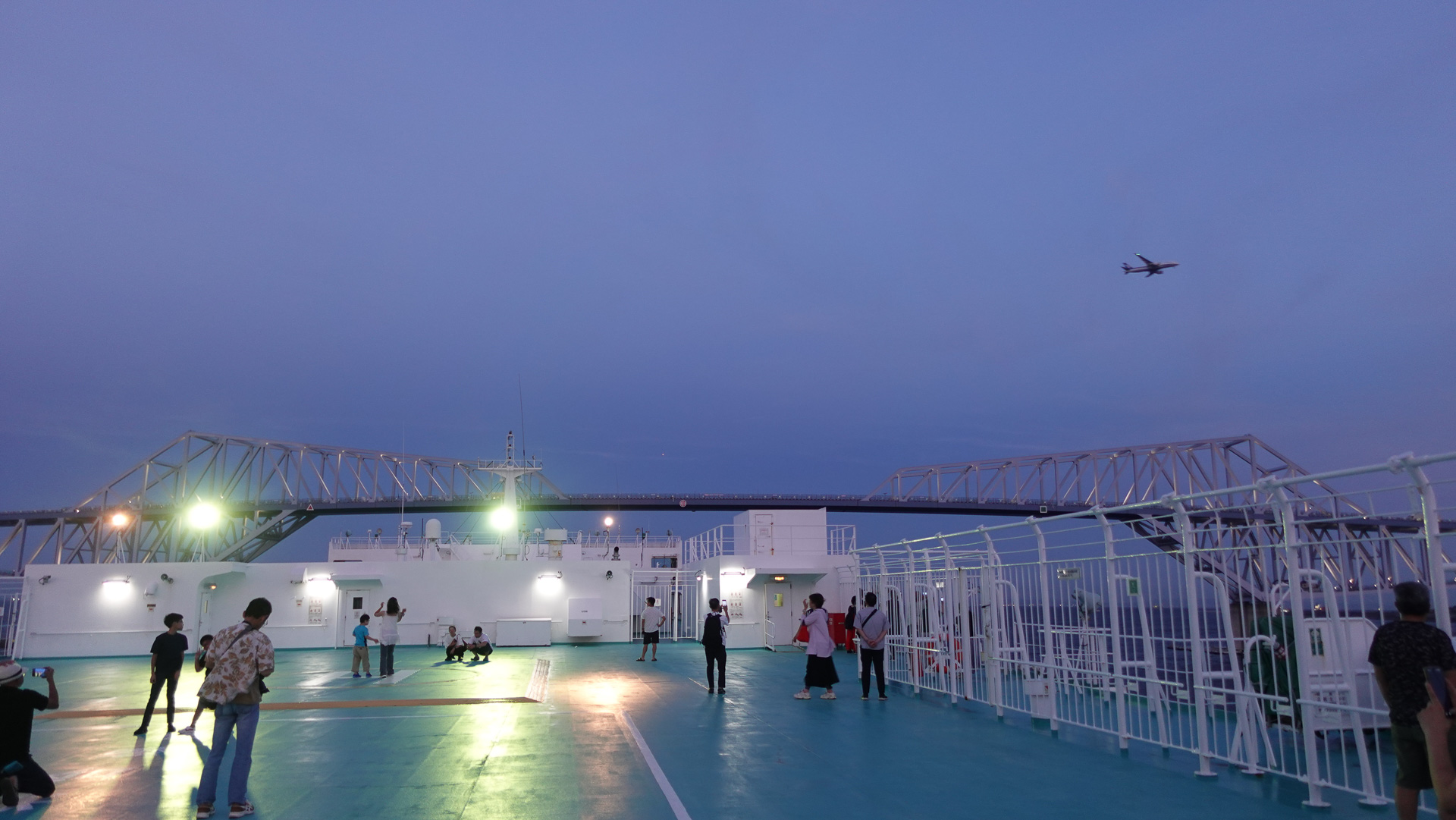 船上から眺める飛行機