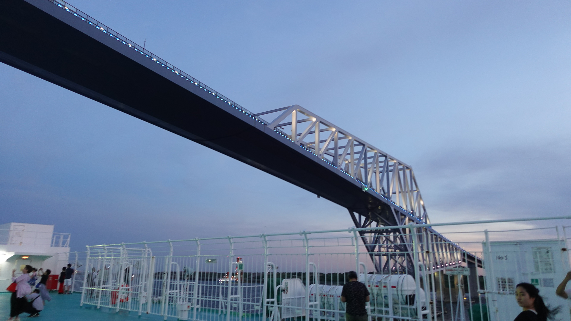 東京ゲートブリッジをくぐる