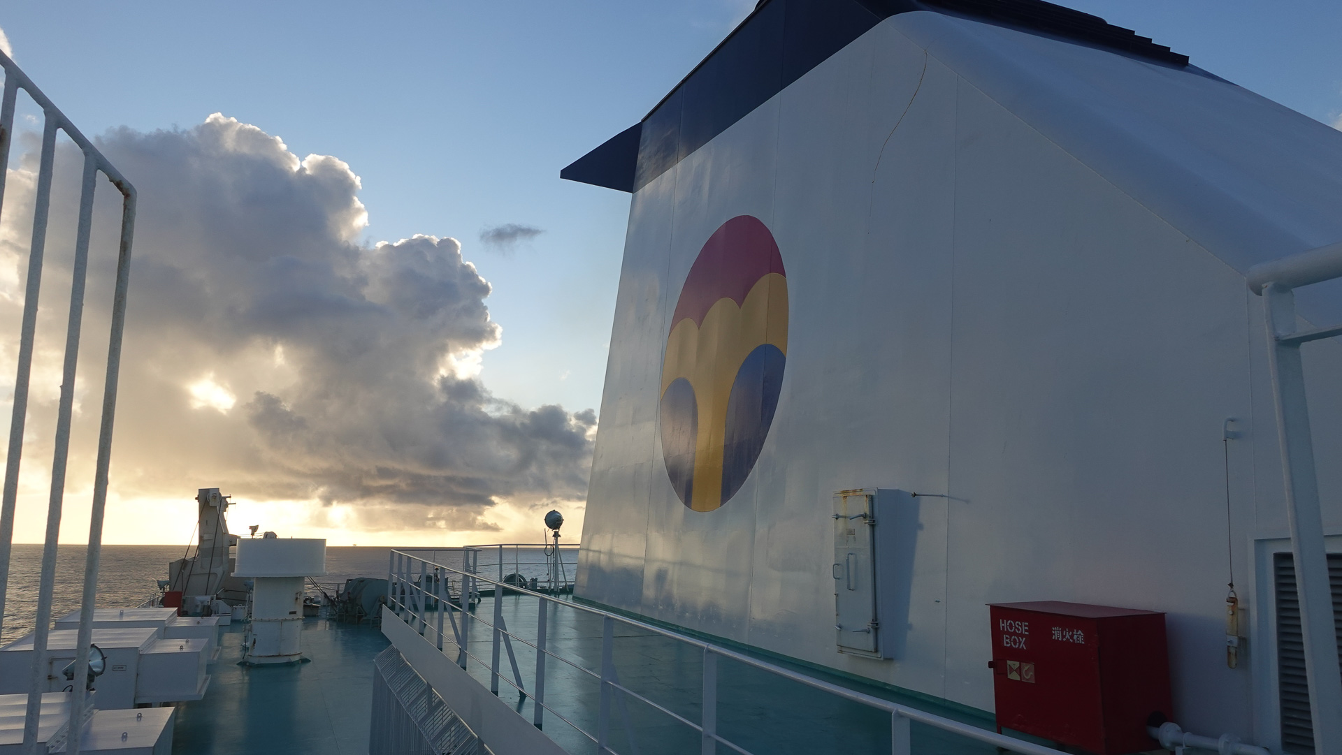 朝もやに包まれたファンネル